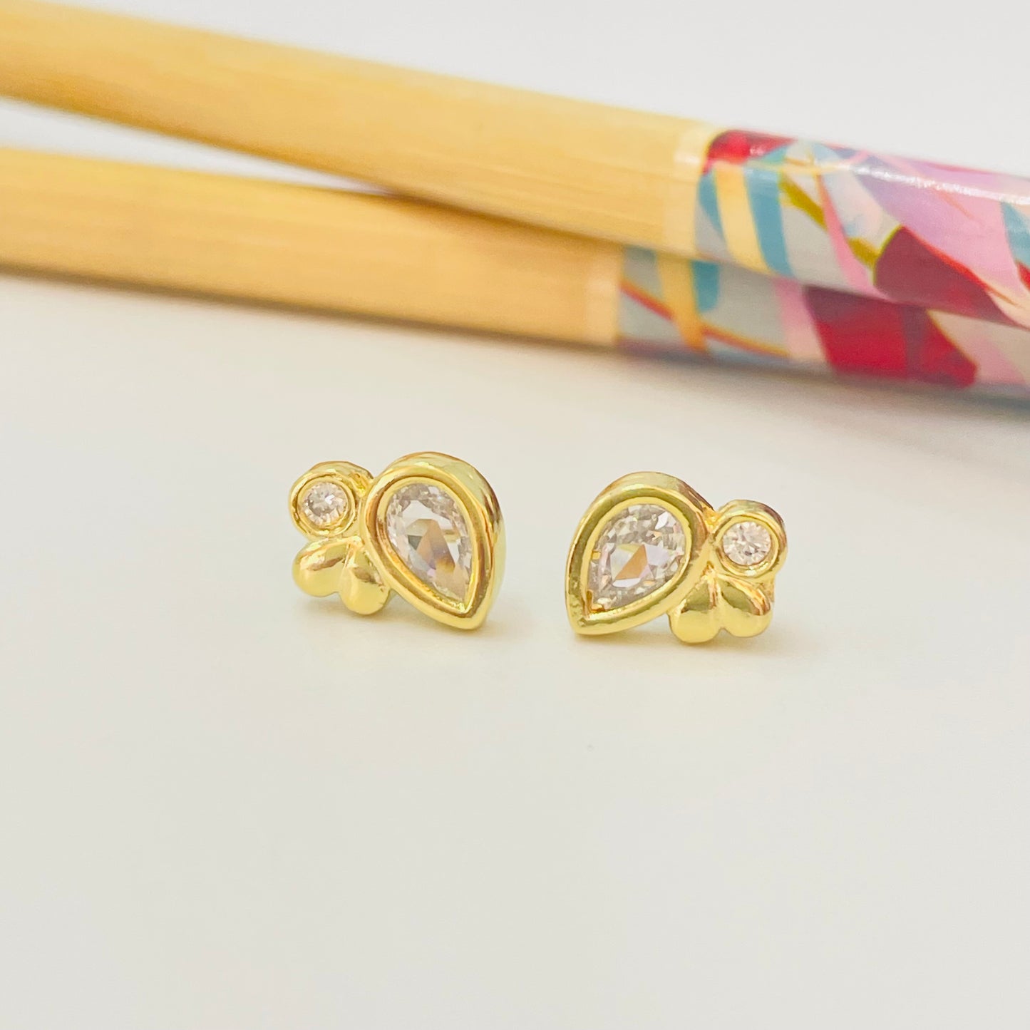 Joyas por Mayor Joyas Bañadas en Oro por Mayor Insumos para Joyas XO479 Aro Doble Punto de Luz Gota y Redondo mini 11 x 10 mm Espesor 2 mm Aro Baño Oro