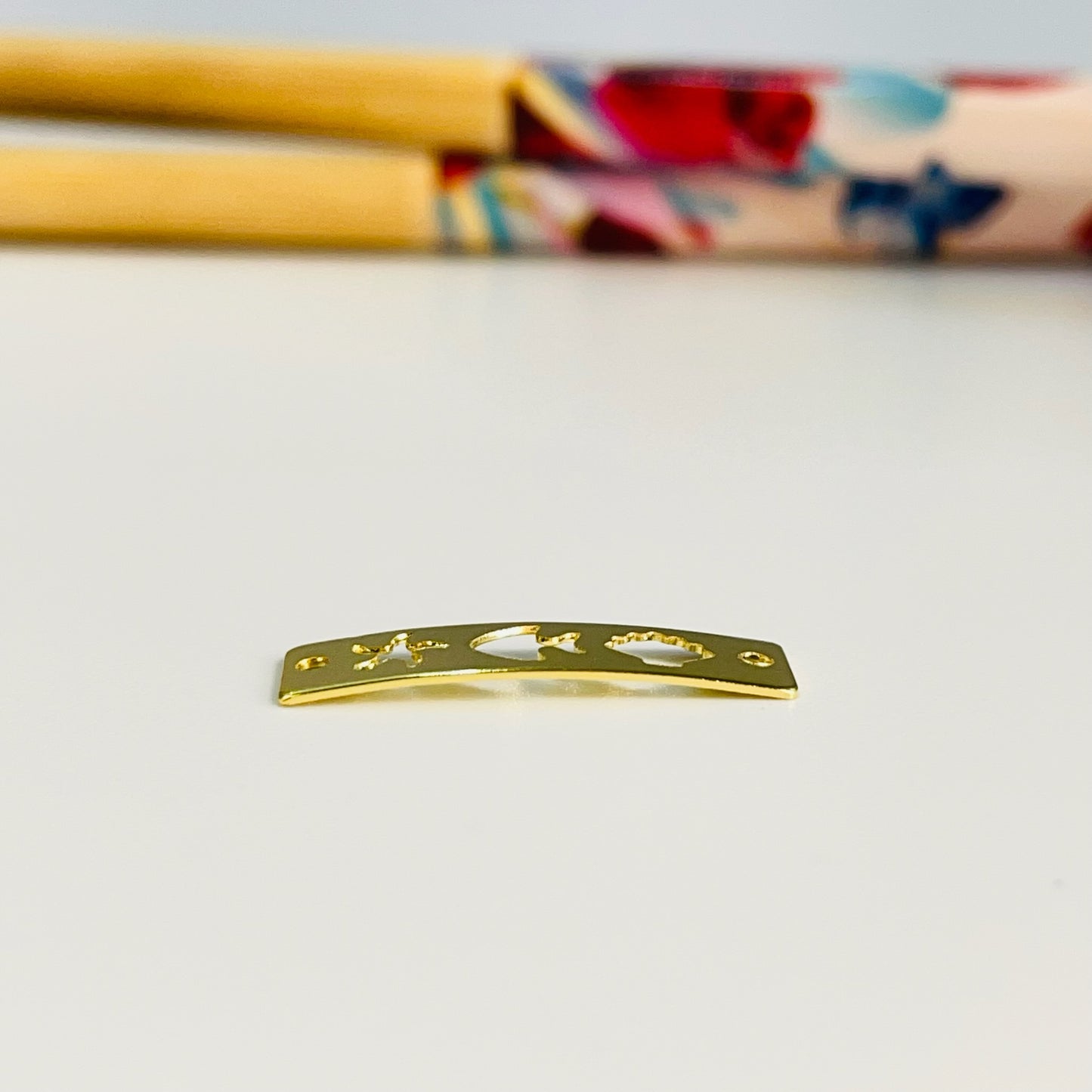 Joyas por Mayor Joyas Bañadas en Oro por Mayor Insumos para Joyas FO1198 Conector Placa para Pulsera Diseños Mar Calados Pez Conchita Estrella de Mar 5 x 20 mm 2 perforaciones Espesor 0.8 mm Figura Baño Oro