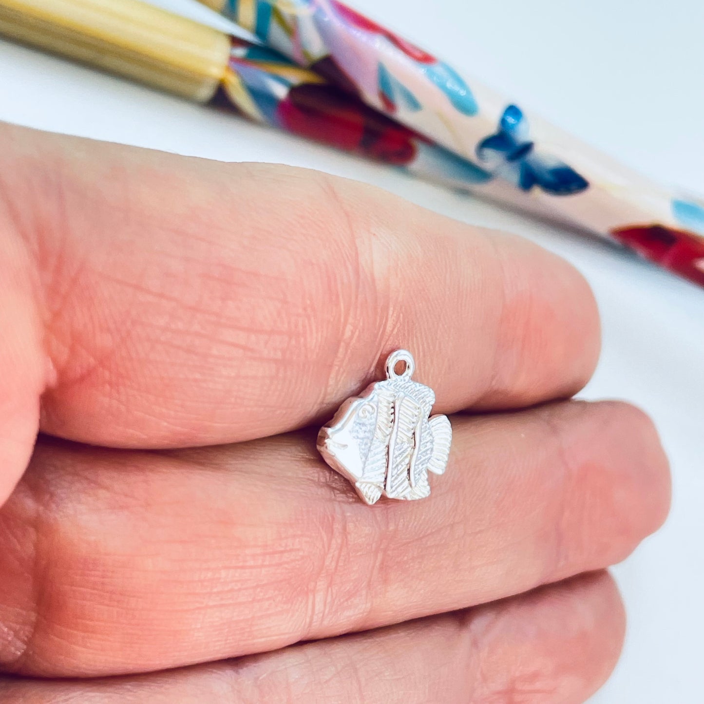 FP1234 Pez Payaso 10 x 12 mm más argollita Espesor 1.5 mm Figura Baño Plata