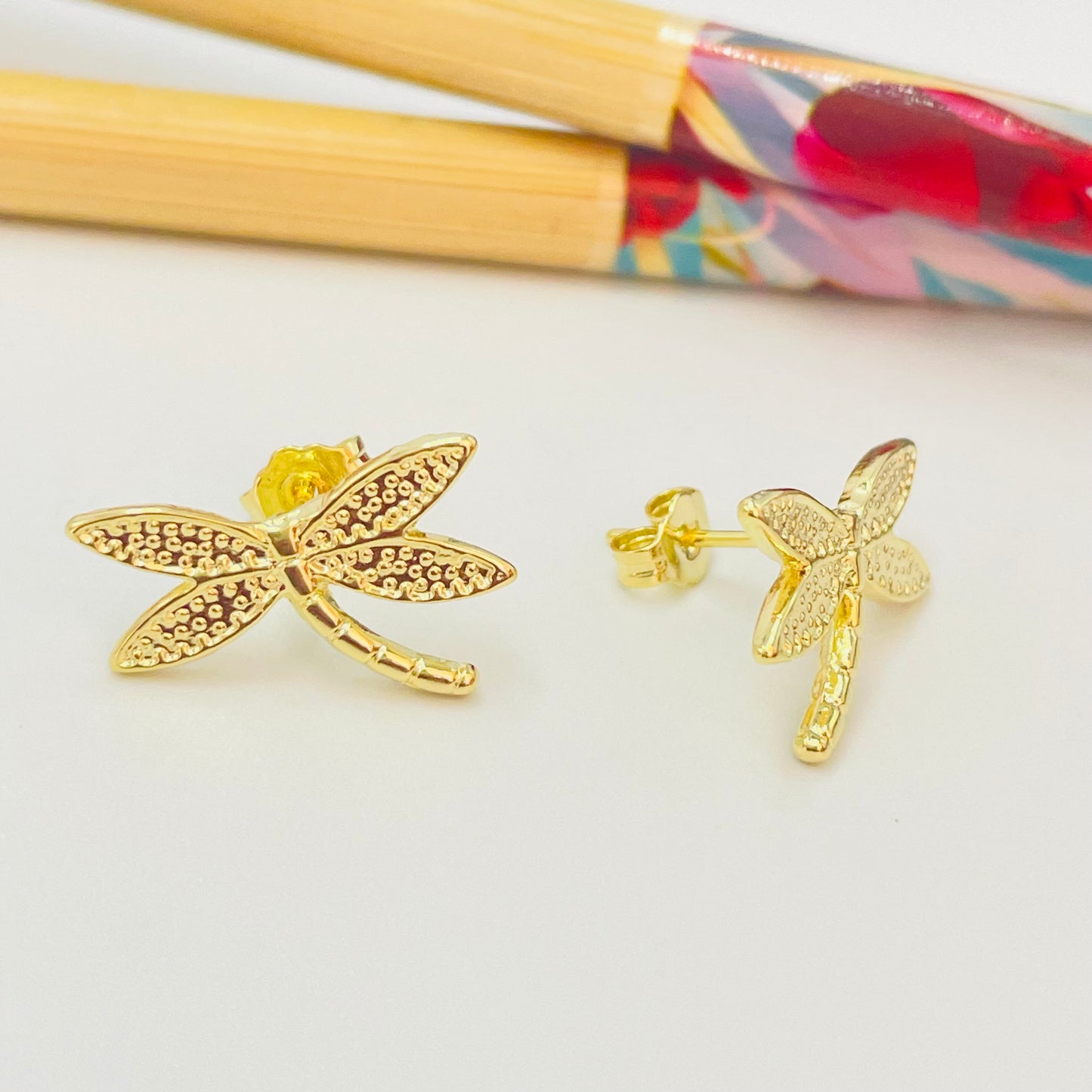 Joyas por Mayor Joyas Bañadas en Oro por Mayor Insumos para Joyas XO475 Aro Libélula alitas texturadas 12 x 17 mm Espesor 1.2 Aro Baño Oro