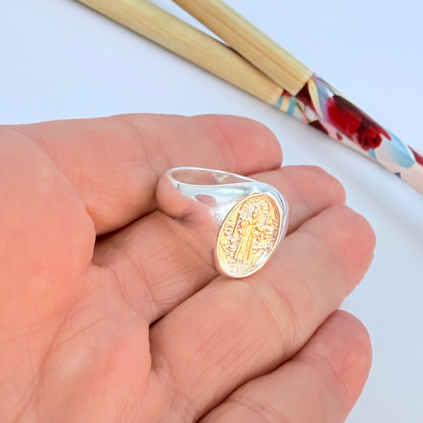 WP77 Anillo Tipo Chevalier San Benito Esfera Ovalada 15 x 11 mm Ancho argolla 3 mm Anillo Baño Plata
