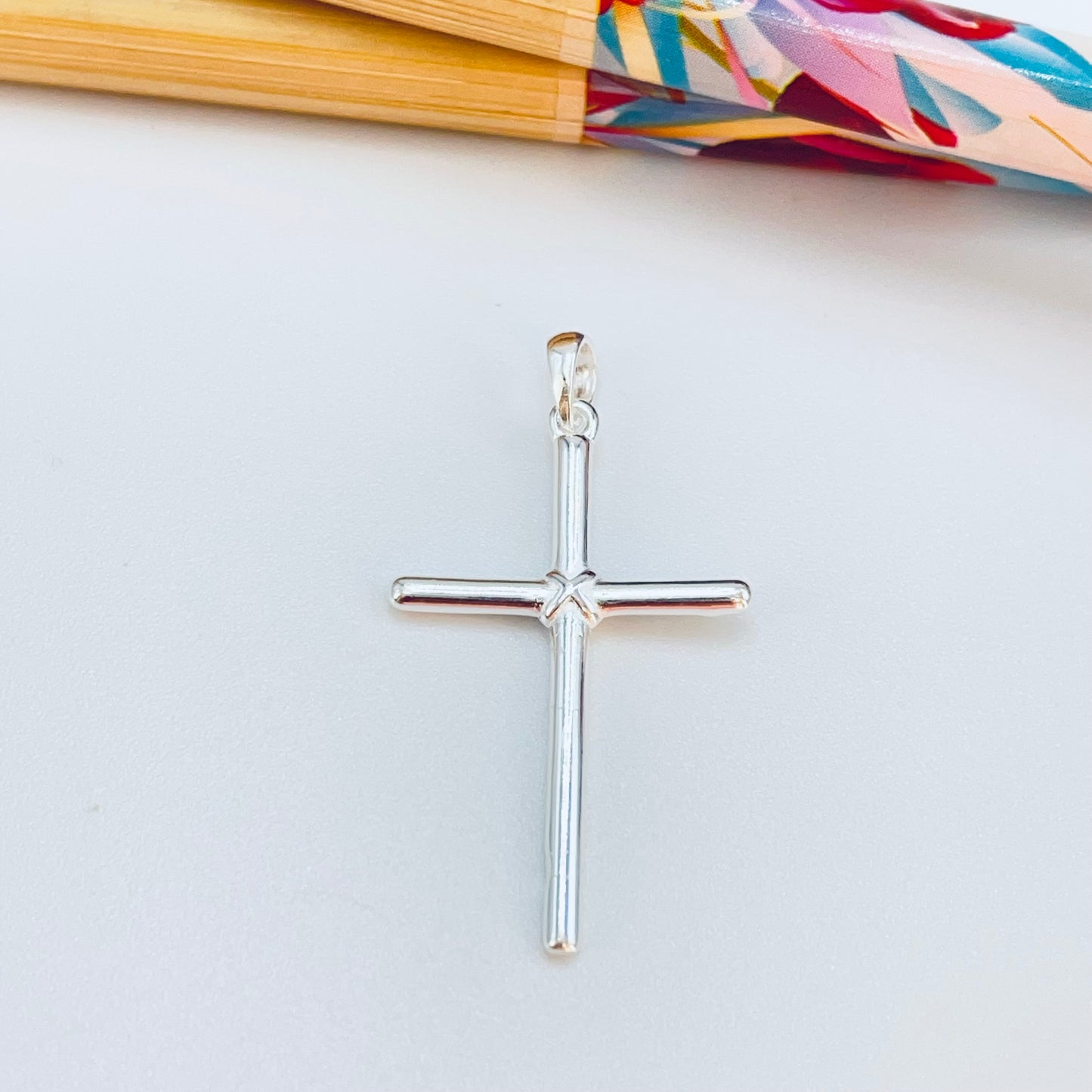 FP1217 Colgante Cruz 31 x 19 mm más valier de 6 mm Espesor Ancho 2 mm Espesor 1.5 mm Figura Baño Plata