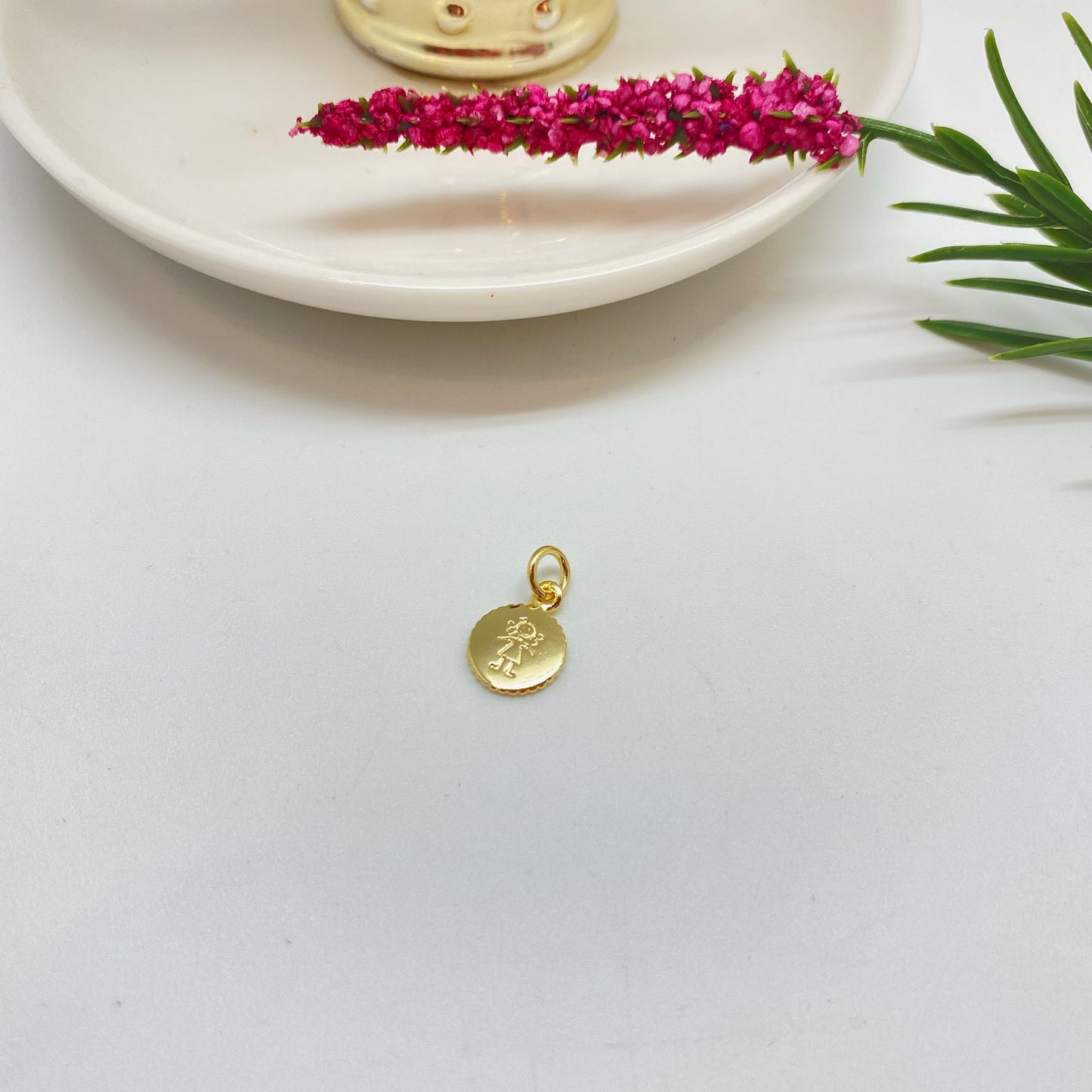 Joyas por Mayor Joyas Bañadas en Oro por Mayor Insumos para Joyas FO1237 Colgante Medalla Niñita Estampada Diá. 10 mm con argollita de 5 mm Espesor 1.2 mm Borde acanalado Figura Baño Oro
