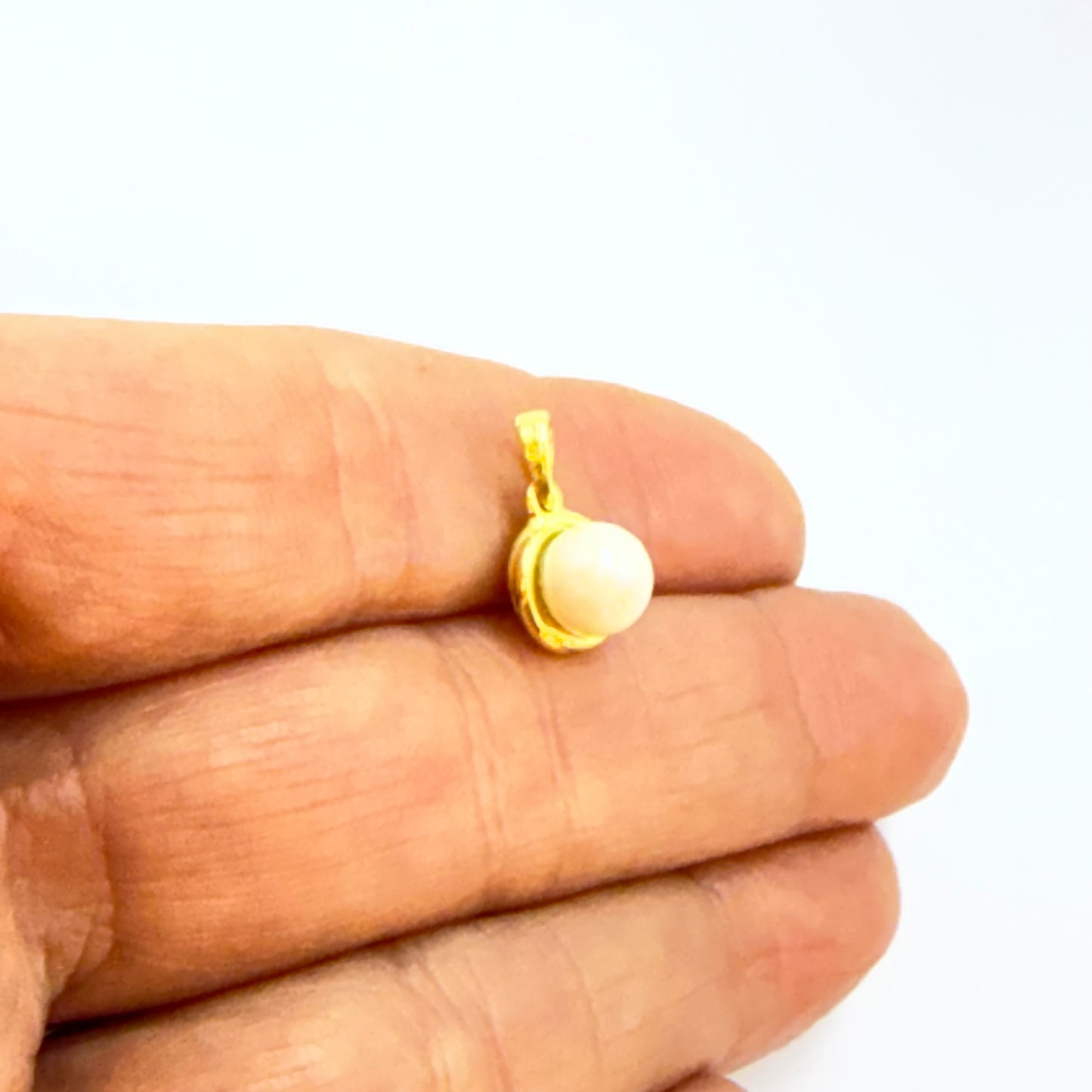 Joyas por Mayor Joyas Bañadas en Oro por Mayor Insumos para Joyas FO1242 Colgante Media Perla de 7.5 mm con base de 8 mm Espesor de 2.5 mm Figura Baño Oro