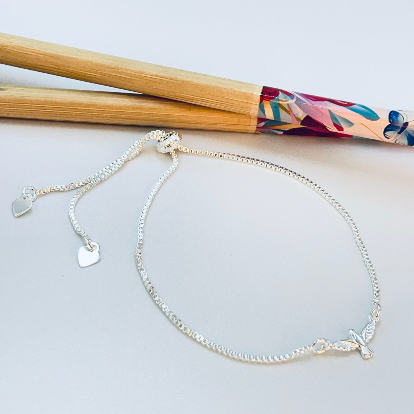 PP27 Pulsera Regulable Espíritu Santo 8 x 15 mm Espesor 1 mm Cadena Veneciana Espesor 1 mm Largo 23 mm Bolita Silicona Terminales Corazón Pulsera Baño Plata