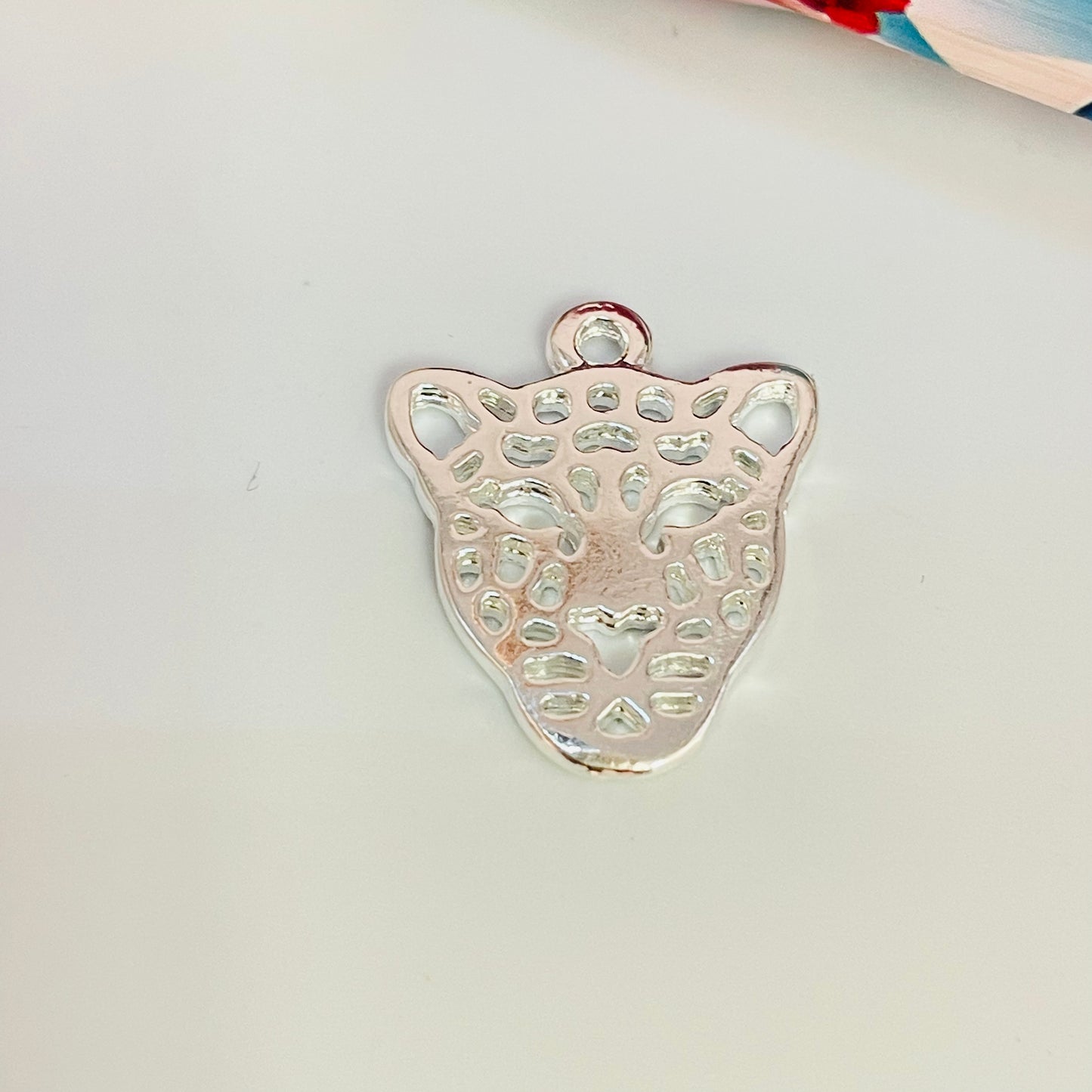 FP641 Colgante Jaguar Pequeño 20 mm Figura Baño Plata Figuras Bañadas hecho de Bronce Bañado en Plata 50 ml Joyas Bañadas en Plata
