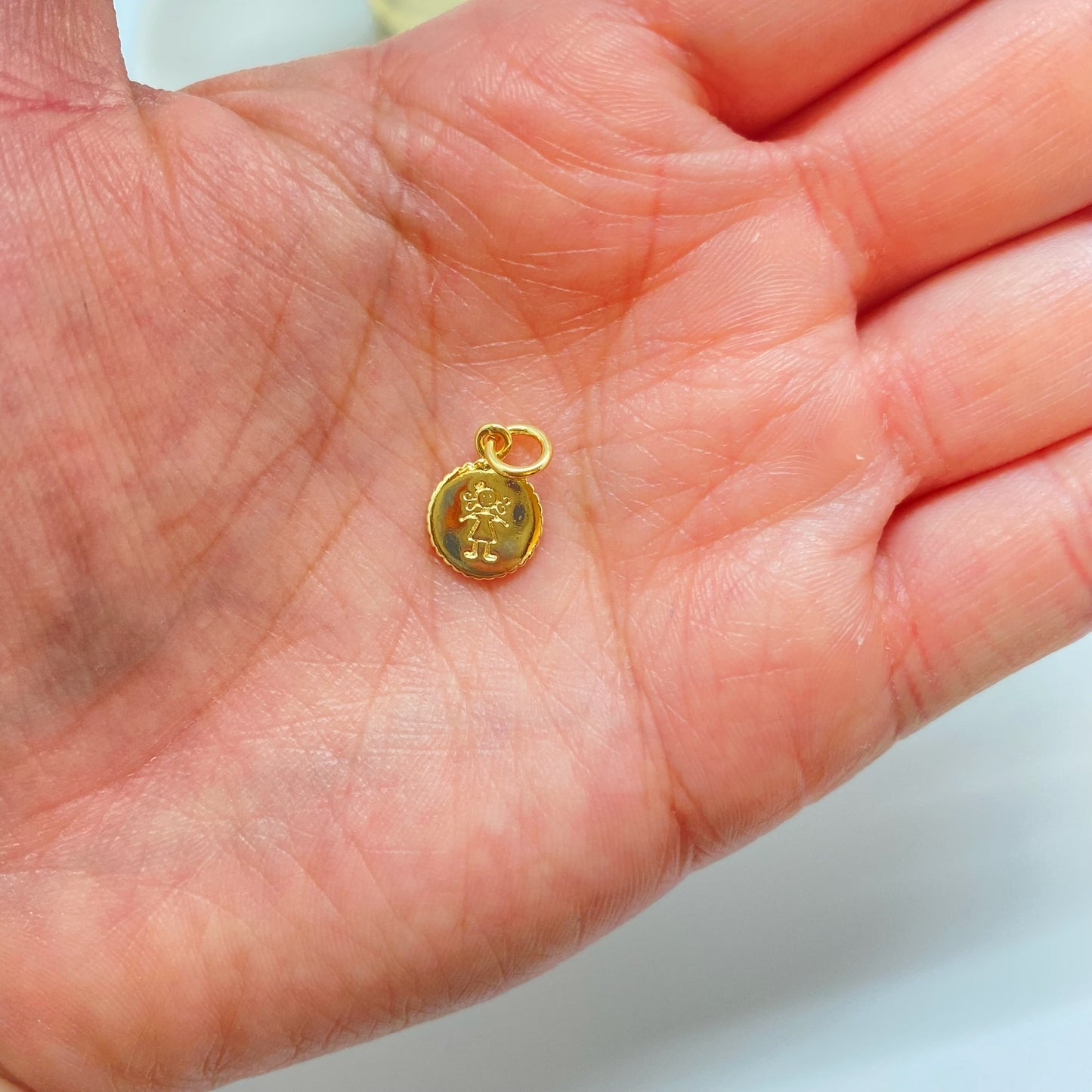 Joyas por Mayor Joyas Bañadas en Oro por Mayor Insumos para Joyas FO1237 Colgante Medalla Niñita Estampada Diá. 10 mm con argollita de 5 mm Espesor 1.2 mm Borde acanalado Figura Baño Oro