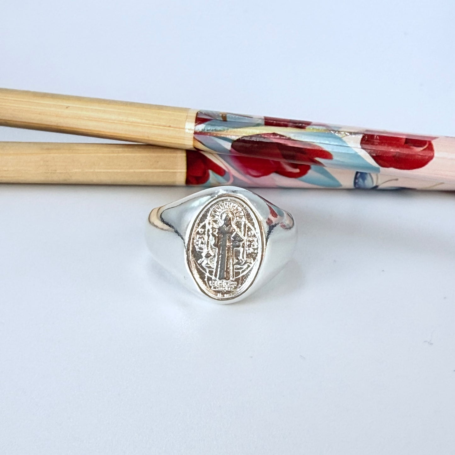 WP77 Anillo Tipo Chevalier San Benito Esfera Ovalada 15 x 11 mm Ancho argolla 3 mm Anillo Baño Plata