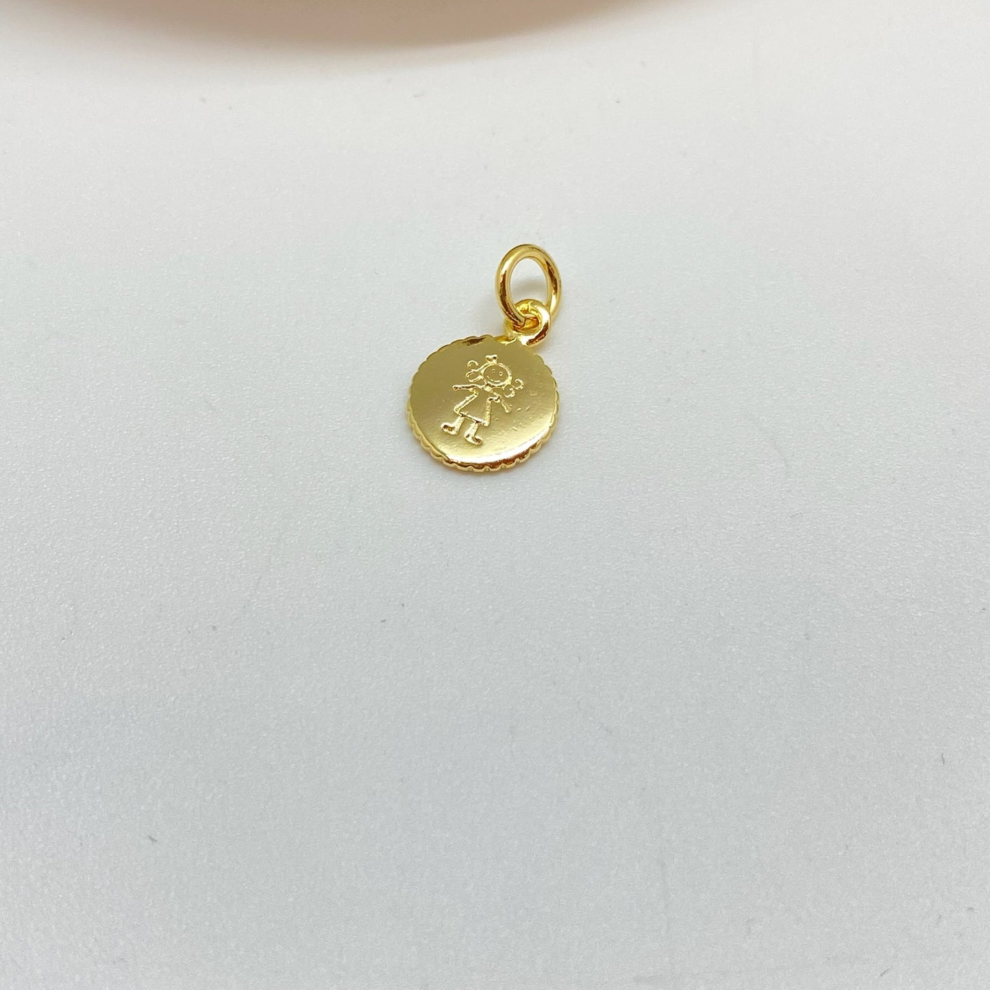 Joyas por Mayor Joyas Bañadas en Oro por Mayor Insumos para Joyas FO1237 Colgante Medalla Niñita Estampada Diá. 10 mm con argollita de 5 mm Espesor 1.2 mm Borde acanalado Figura Baño Oro