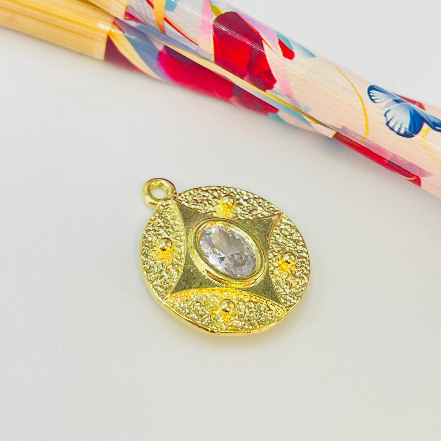 Joyas por Mayor Joyas Bañadas en Oro por Mayor Insumos para Joyas FO1146 Colgante Redondo Rústico Estrella 4 Puntas y Circón central Diá. 19 mm más argollita Espesor 1.5 mm Figura Baño Oro
