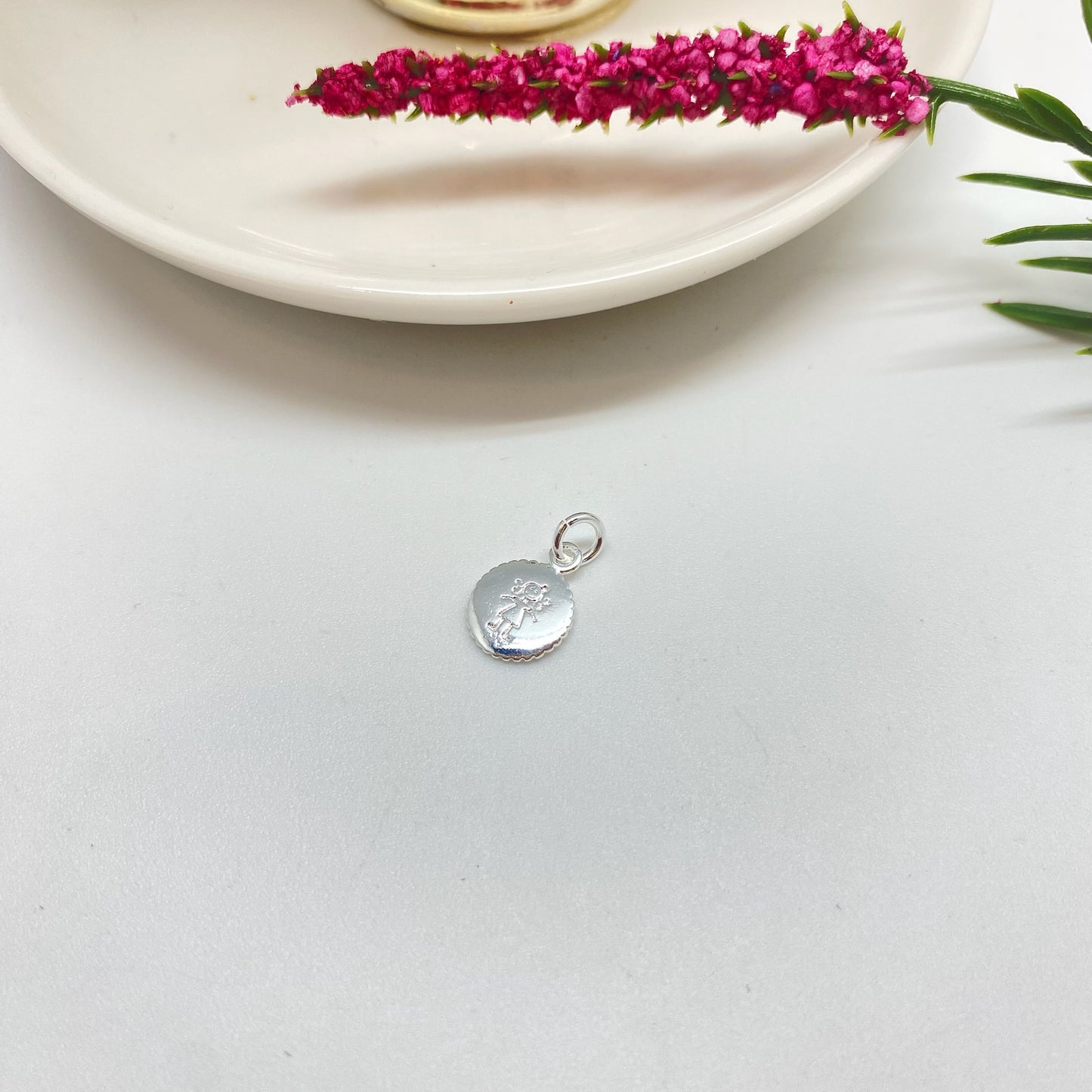 Joyas por Mayor Joyas Bañadas en Plata por Mayor Insumos para Joyas FP1237 Colgante Medalla Niñita Estampada Diá. 10 mm con argollita de 5 mm Espesor 1.2 mm Borde acanalado Figura Baño Plata