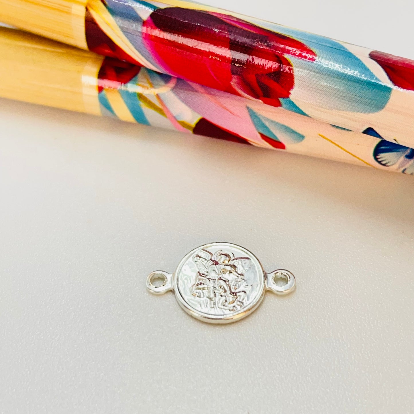 FP1199 Conector Arcángel San Miguel Doble Faz Diá. 9 mm mas argollitas Espesor 1 mm Figura Baño Plata