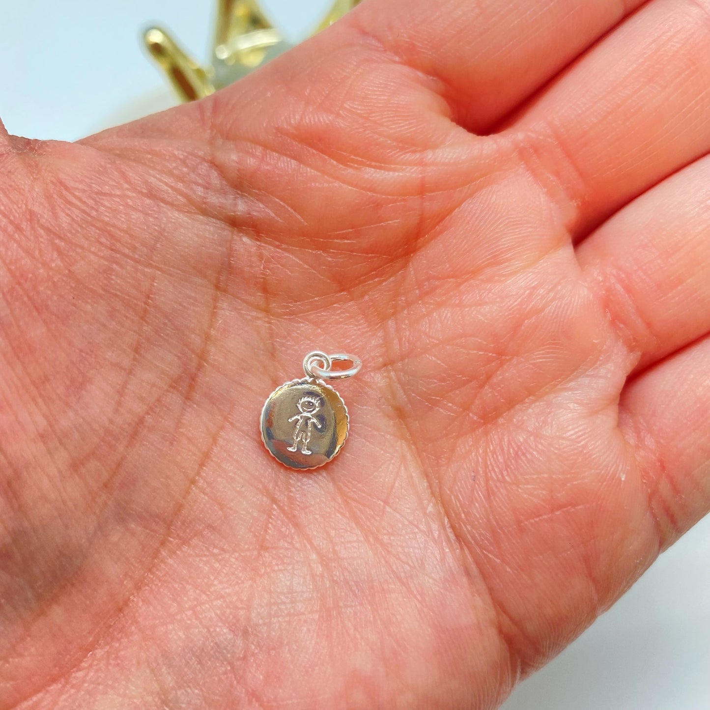Joyas por Mayor Joyas Bañadas en Plata por Mayor Insumos para Joyas FP1238 Colgante Medalla Niñito Estampada Diá. 10 mm con argollita de 5 mm Espesor 1.2 mm Borde acanalado Figura Baño Plata