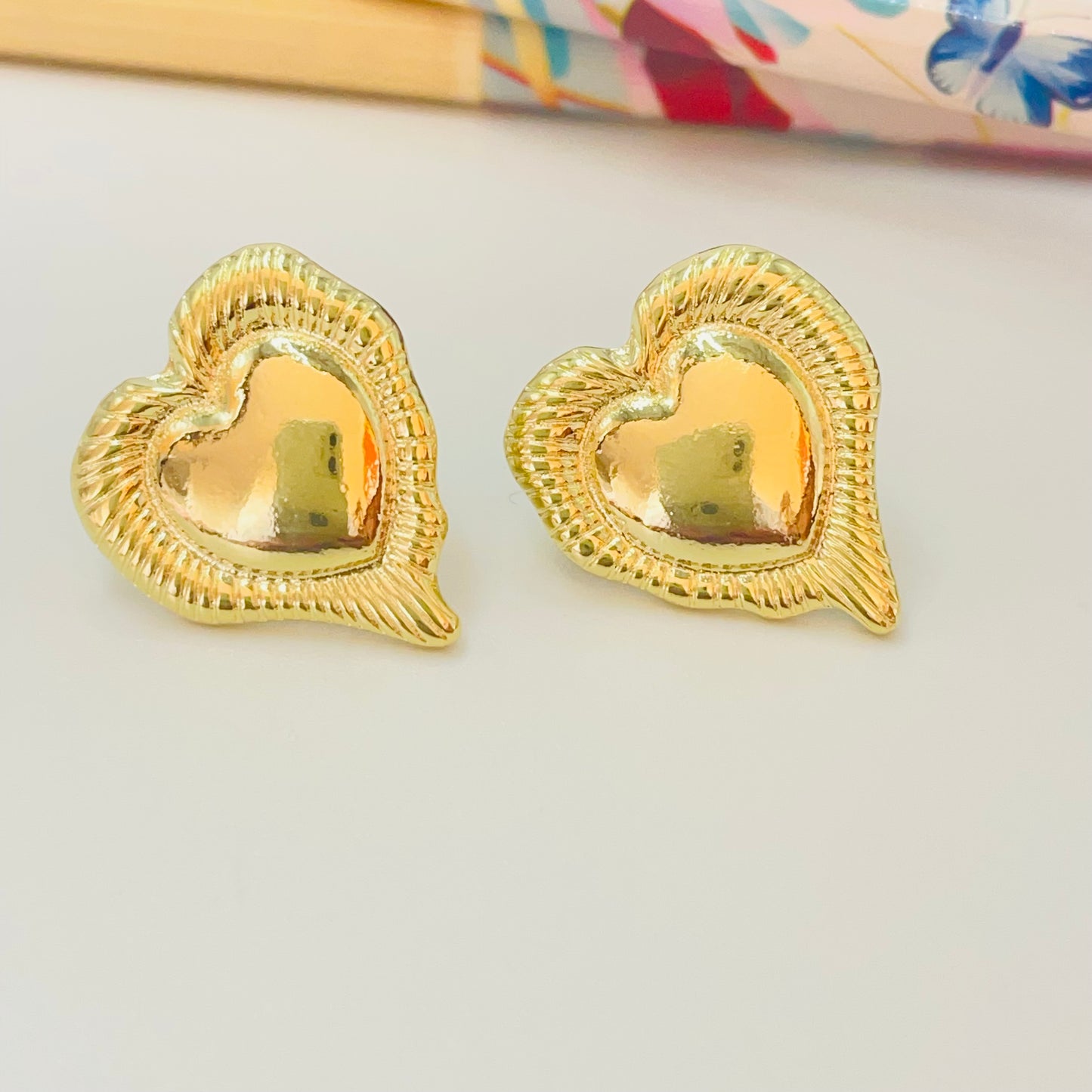 Joyas por Mayor Joyas Bañadas en Oro por Mayor Insumos para Joyas XO477 Aro Corazón irregular borde con rayitas estampadas 20 x 18 mm Espesor 1.2 mm Aro Baño Oro