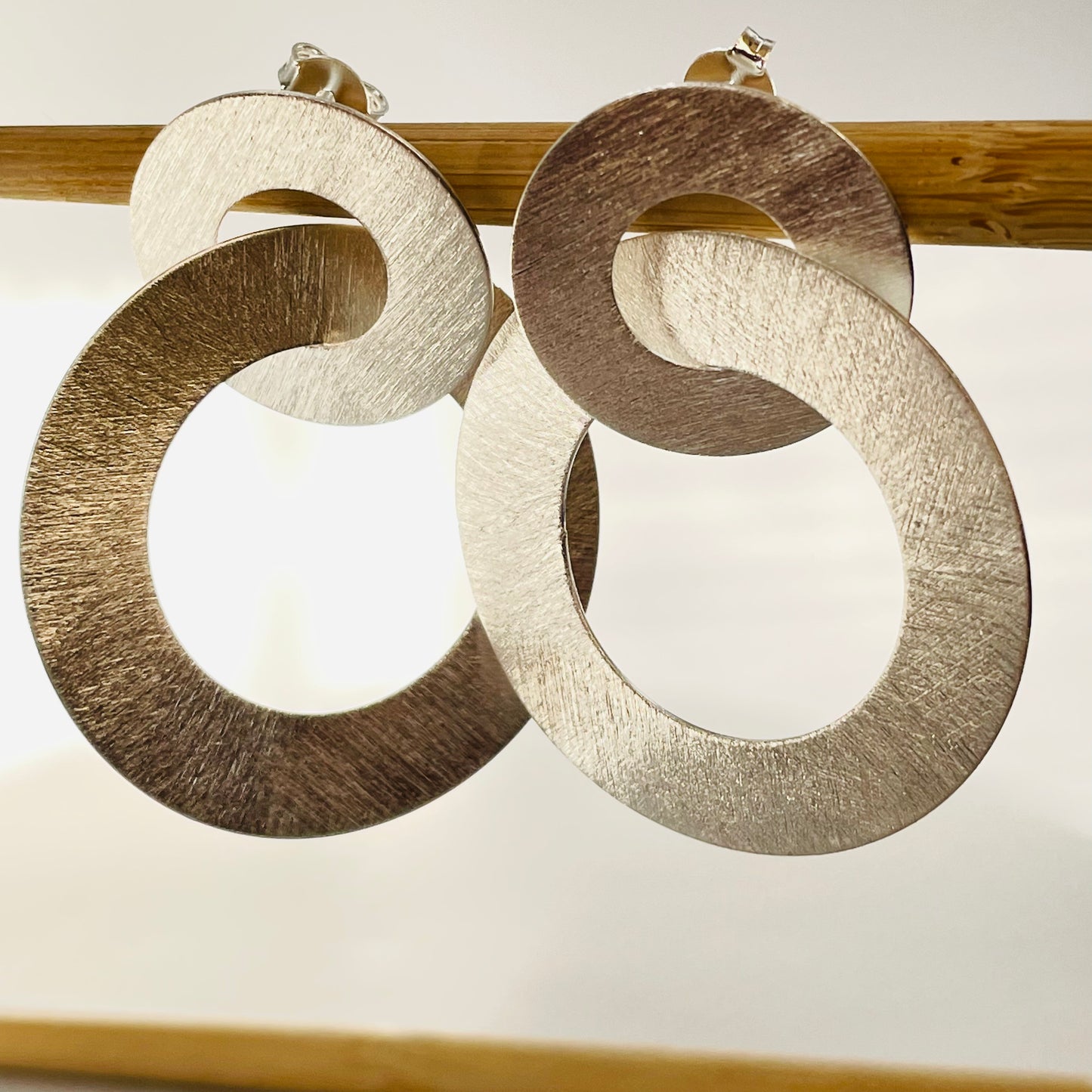 XP408 Aro 2 Argollas Lijadas Entrelazadas 1 diá. 20 mm otra diá. 35 mm Largo Total 38 mm Espesor 0.6 mm Aro Baño Plata Aros Bañados hecho de Bronce Bañado en Plata 50 ml Joyas Bañadas en Plata