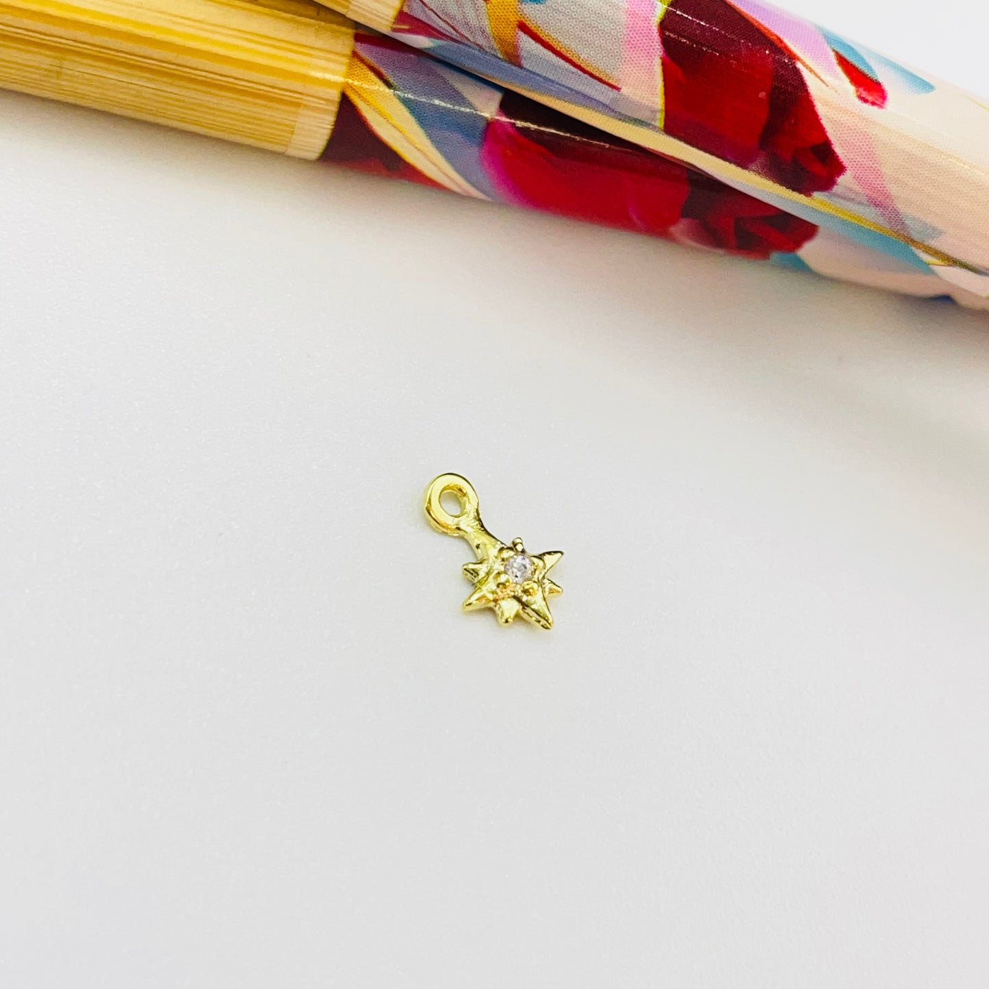 FO553 Estrella Guía 1 Circón Mini Argolla Frente Figura Baño Oro