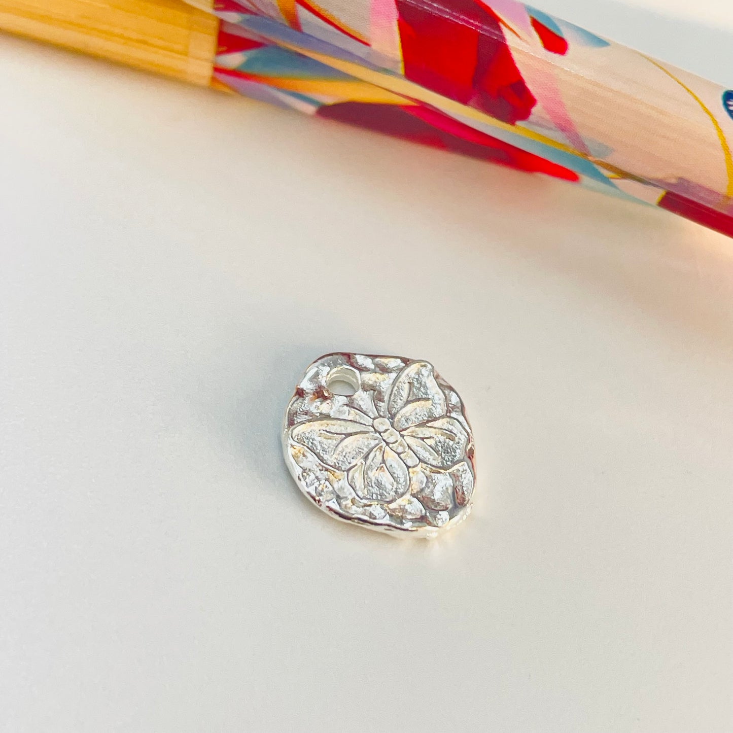 Joyas por Mayor Joyas Bañadas en Plata por Mayor Insumos para Joyas FP1157 Colgante Irregular Rústico Mariposa Frontal con perforación 12.5 x 12.5 mm Espesor 1.5 mm Figura Baño Plata