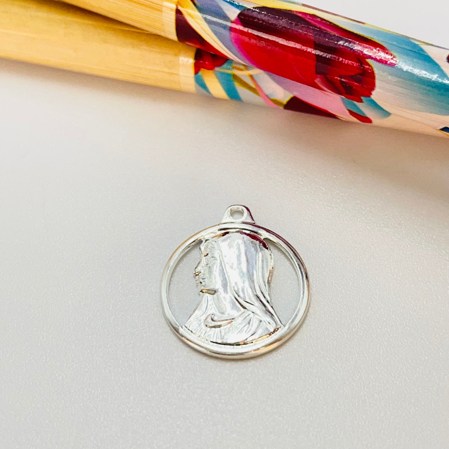 FP1207 Colgante Medalla calada Virgen Niña Diá. 15 mm mas argollita Espesor 1 mm Figura Baño Plata