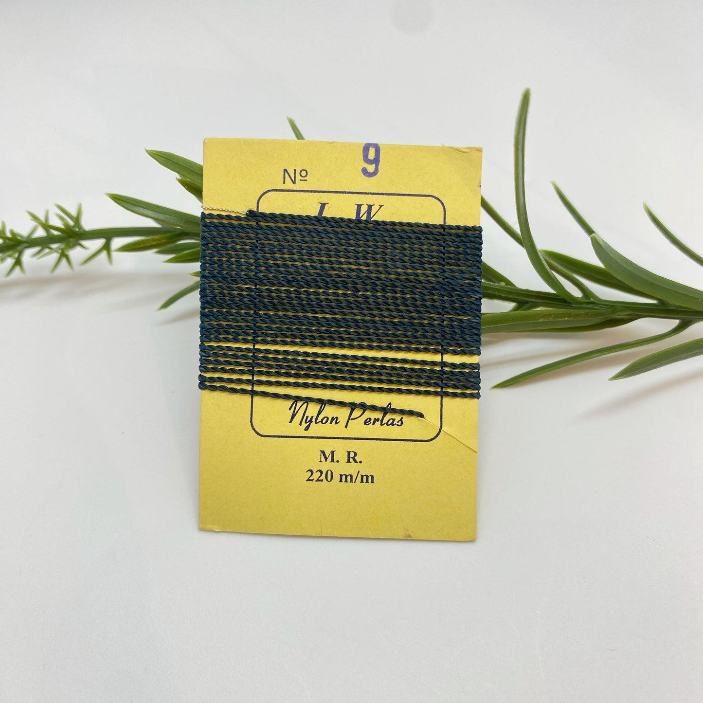 IN79 Hilo Nylon para Hilar Perlas o Piedras 2.2 mt Espesor 0.8 mm Incluye Aguja Insumo Neutro