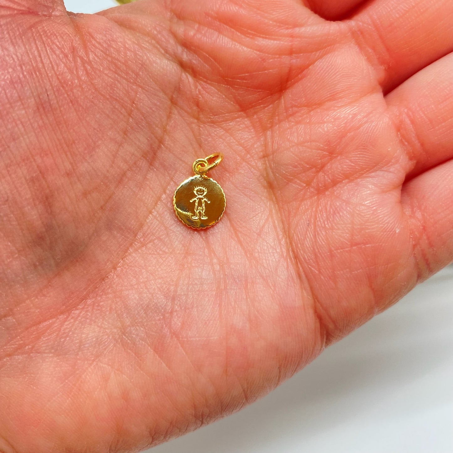 Joyas por Mayor Joyas Bañadas en Oro por Mayor Insumos para Joyas FO1238 Colgante Medalla Niñito Estampada Diá. 10 mm con argollita de 5 mm Espesor 1.2 mm Borde acanalado Figura Baño Oro