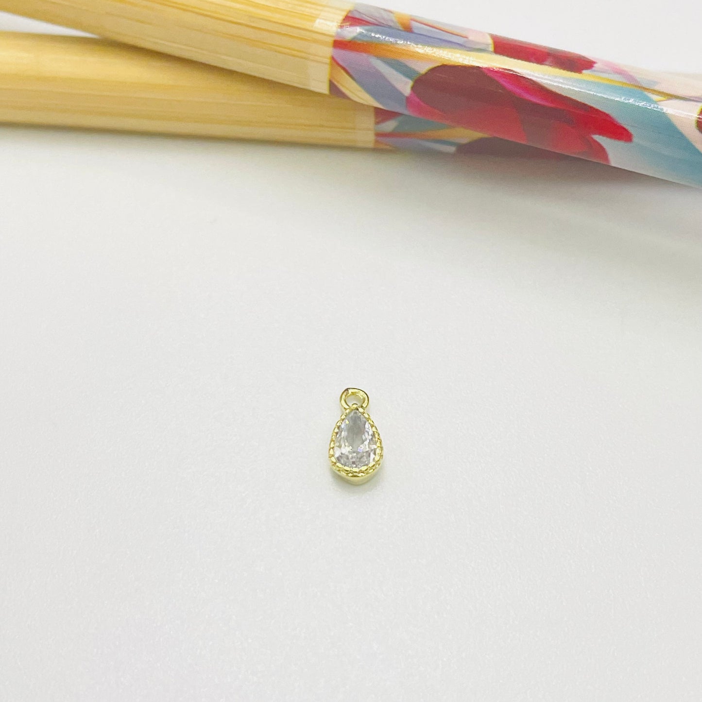 FO381 Punto Luz Gota 8 x 3 mm Figura Baño Oro Figuras Bañadas en Oro y Plata hecho de Bronce Bañado en Oro 18K