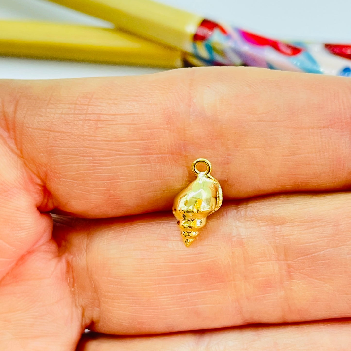 FO846 Colgante Mini Caracol de Mar 12x6 mm incluye argollita Figura Baño Oro Figuras Bañadas en Oro y Plata hecho de Bronce Bañado en Oro 18K Joyas Bañadas en Oro