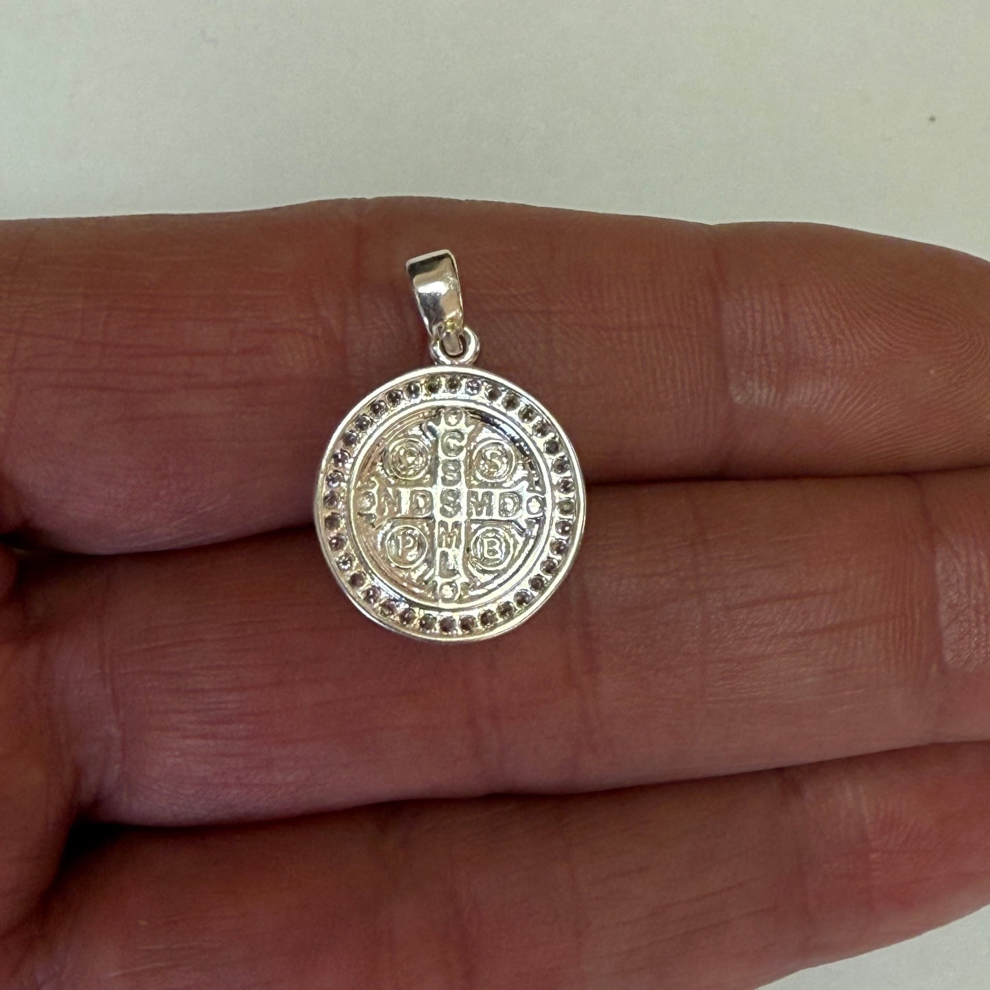 FP1241 Colgante San Benito con circones 15 mm más valier Figura Baño Plata