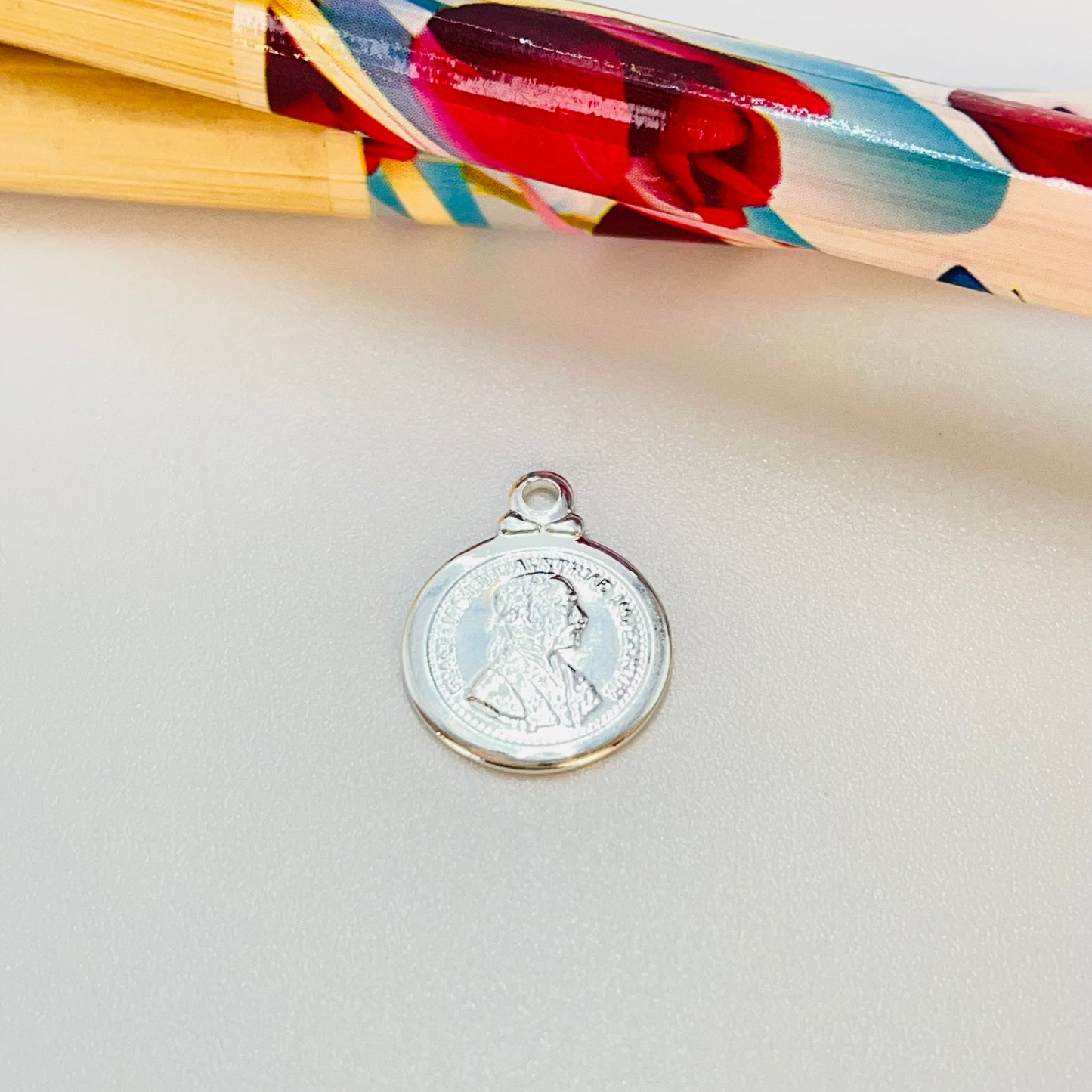 FP1193 Colgante Moneda Austriaca Doble Faz Borde Liso Diá. 11 mm más argollita Espesor 1 mm Figura Baño Plata