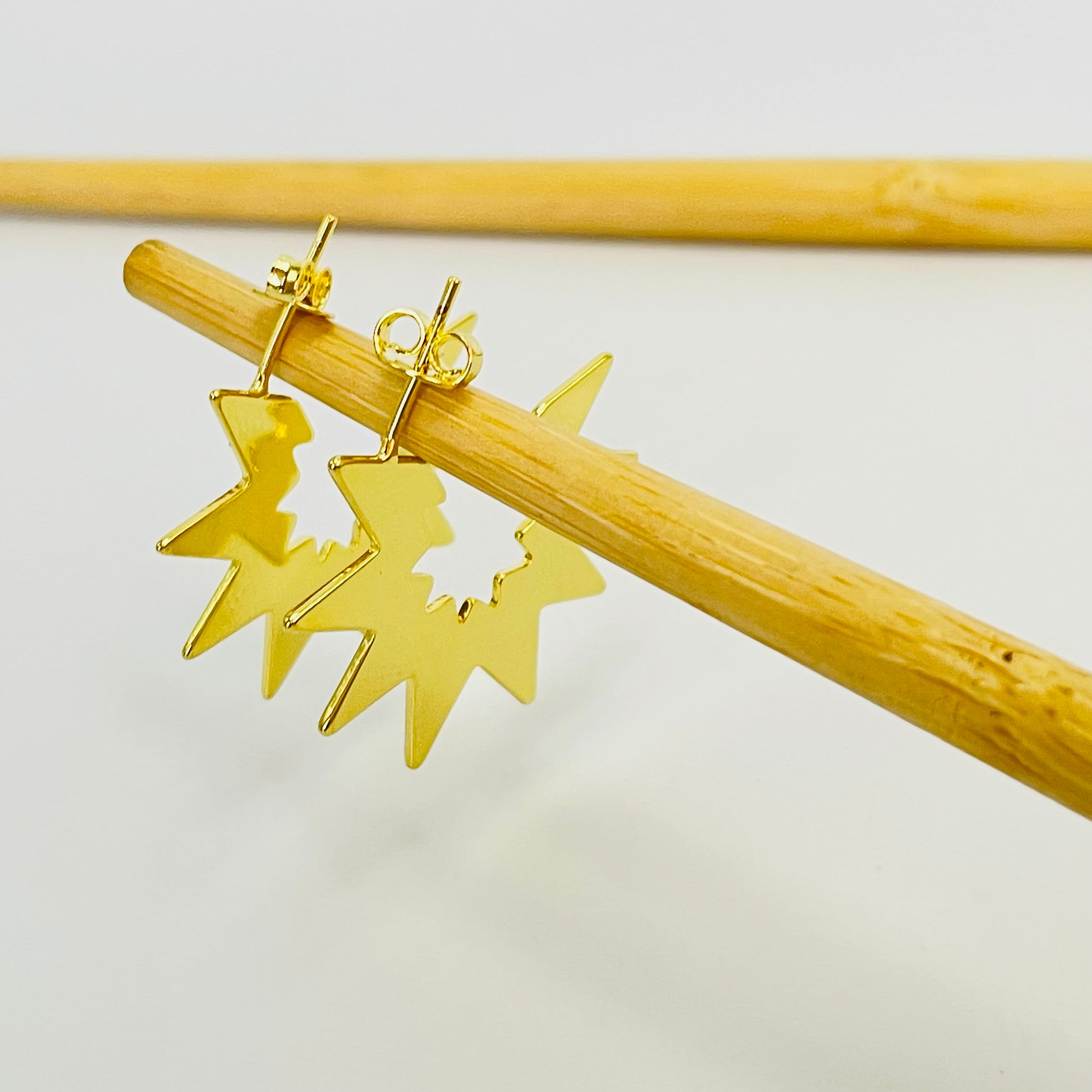 XO398 Aro Media argolla con puntas (spike) 15 x 17 mm Espesor 1 mm Aro Baño Oro Aros Bañados hecho de Bronce Bañado en Oro 18K Joyas Bañadas en Oro