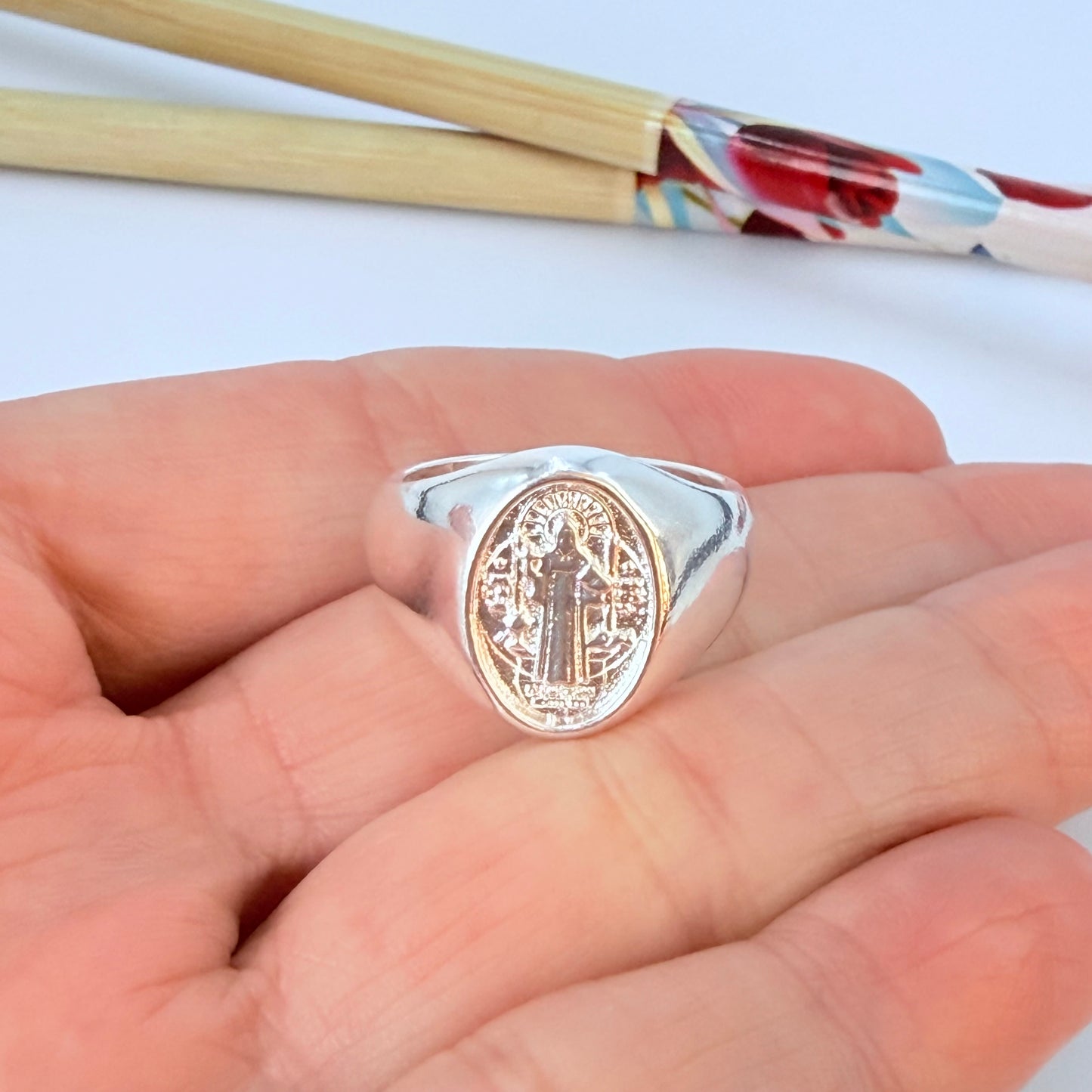 WP77 Anillo Tipo Chevalier San Benito Esfera Ovalada 15 x 11 mm Ancho argolla 3 mm Anillo Baño Plata