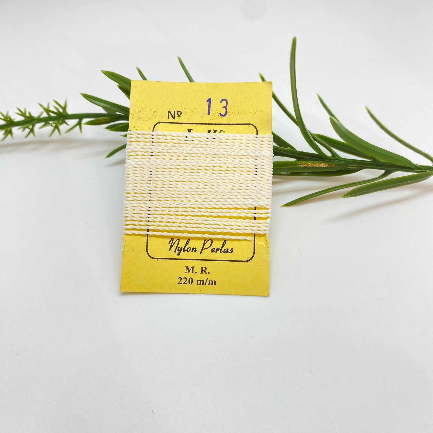 IN79 Hilo Nylon para Hilar Perlas o Piedras 2.2 mt Espesor 0.8 mm Incluye Aguja Insumo Neutro
