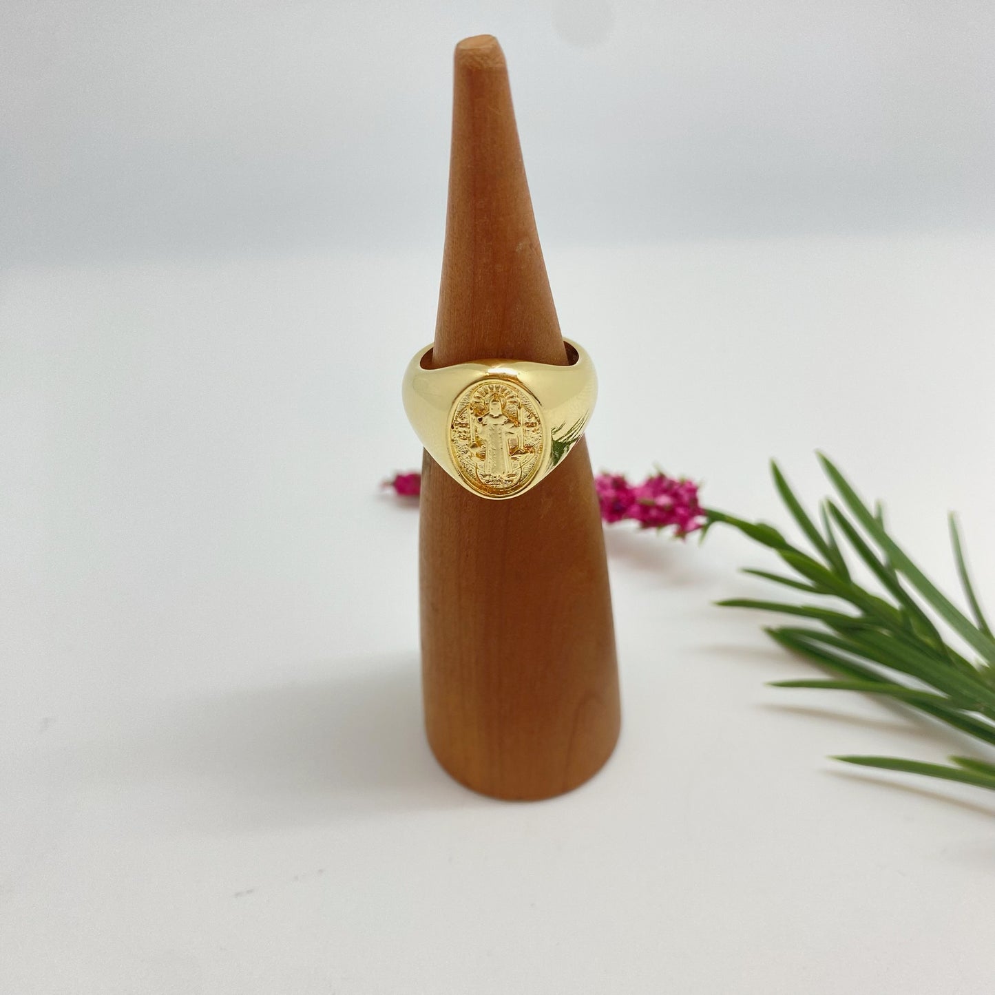 Joyas por Mayor Joyas Bañadas en Oro por Mayor Insumos para Joyas WO77 Anillo Tipo Chevalier San Benito Esfera Ovalada 15 x 11 mm Ancho argolla 3 mm Anillo Baño Oro