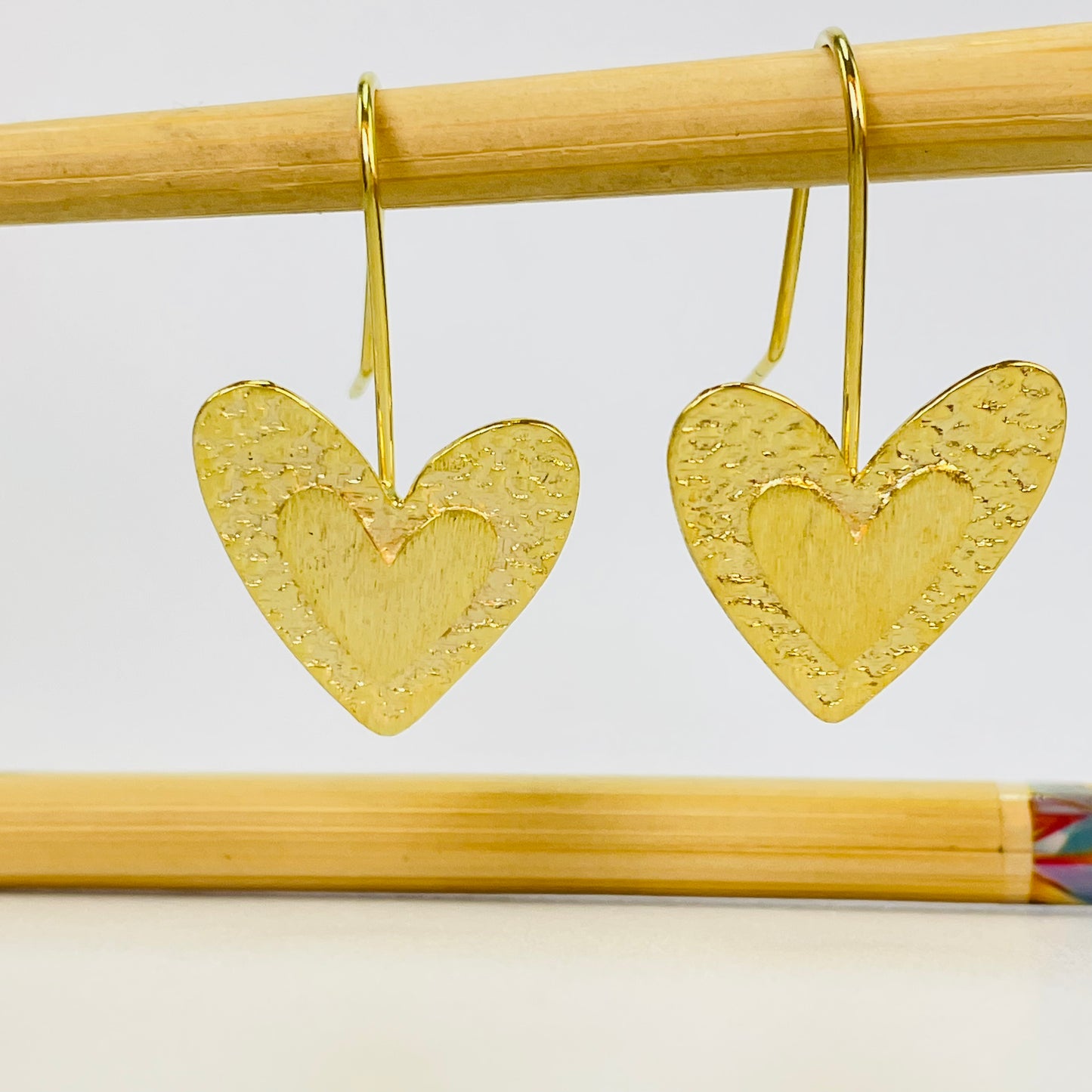 XO385 Aro Colgante con gancho Corazón borde martelado y corazón en relieve 22 x 20 mm Largo Total 32 mm Aro Baño Oro Aros Bañados hecho de Bronce Bañado en Oro 18K Joyas Bañadas en Oro