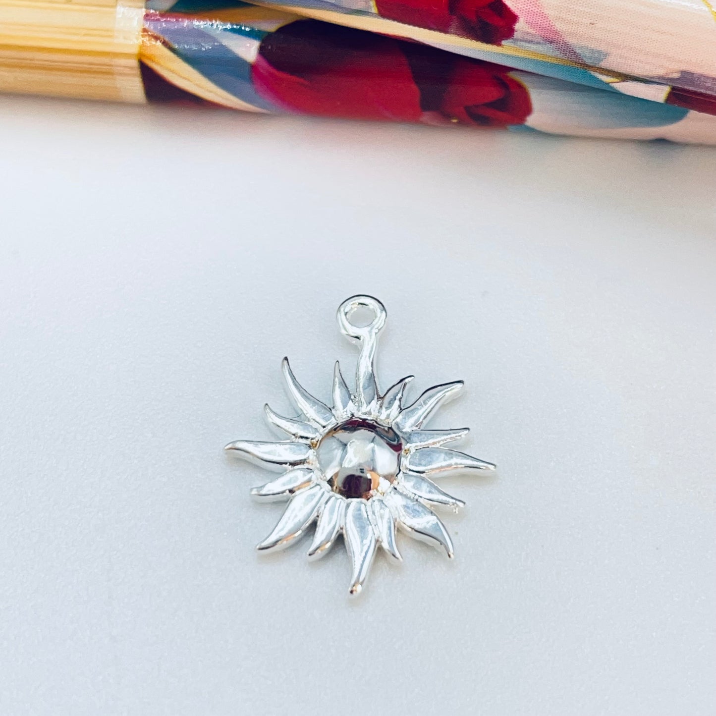 FP1223 Colgante Sol 15 x 15 mm más argollita Espesor 1.1 mm Figura Baño Plata