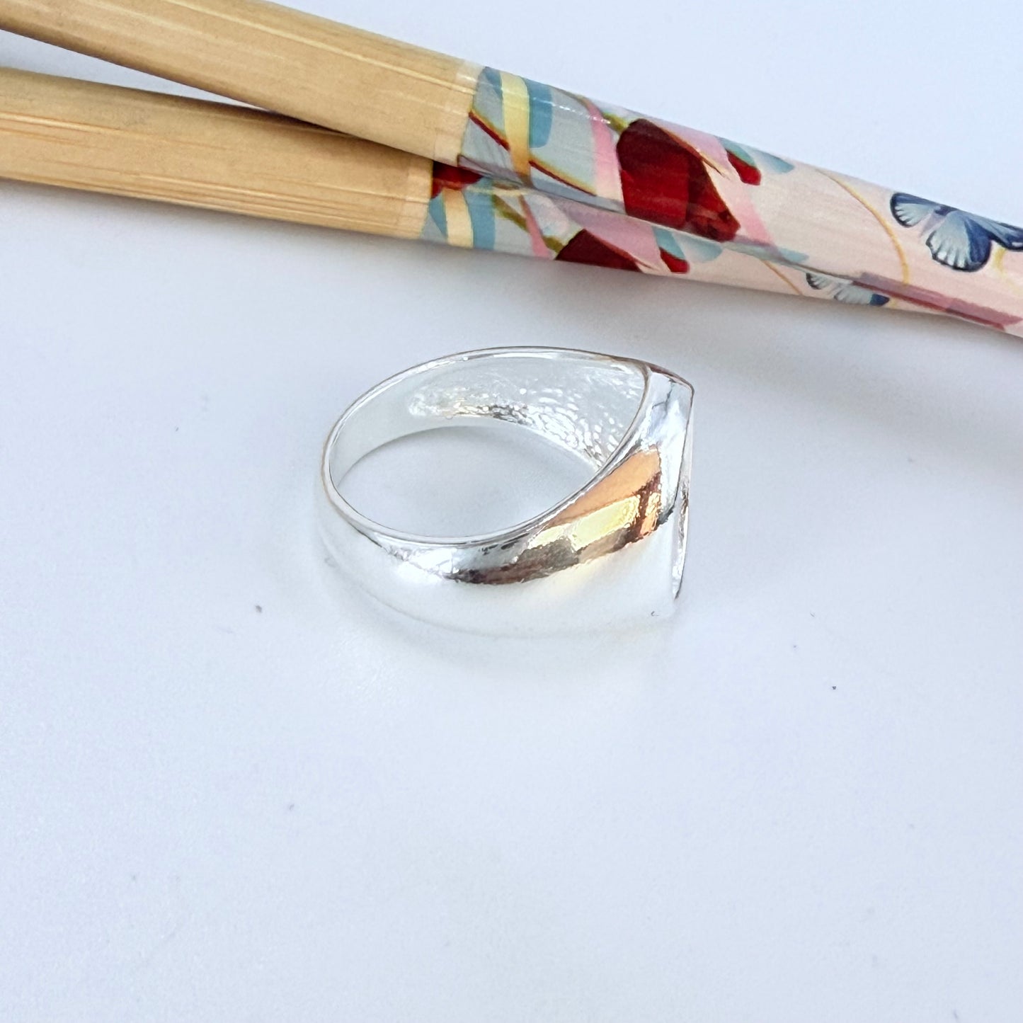 WP77 Anillo Tipo Chevalier San Benito Esfera Ovalada 15 x 11 mm Ancho argolla 3 mm Anillo Baño Plata