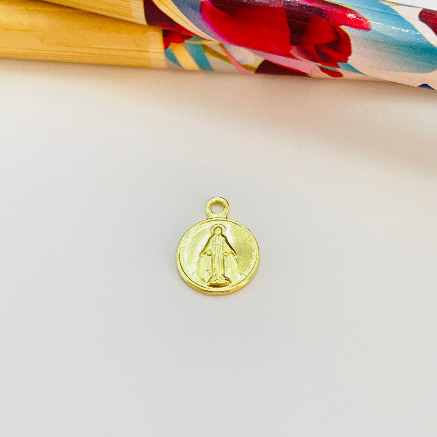 FO1045 Colgante Virgen de los Milagros 9 mm mas argollita Figura Baño Oro