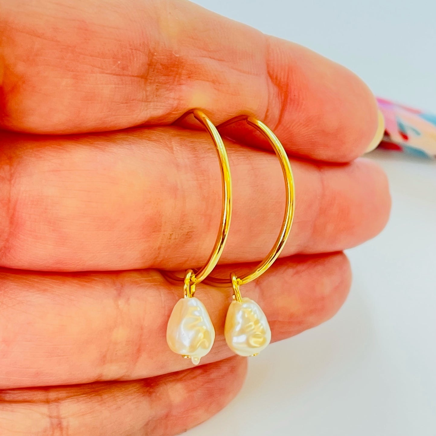 Joyas por Mayor Joyas Bañadas en Oro por Mayor Insumos para Joyas XO535 Aro Argolla con Perla Barroca Colgante de 9 x 8 mm Diá. 20 mm Espesor 1 mm Aro Baño Oro
