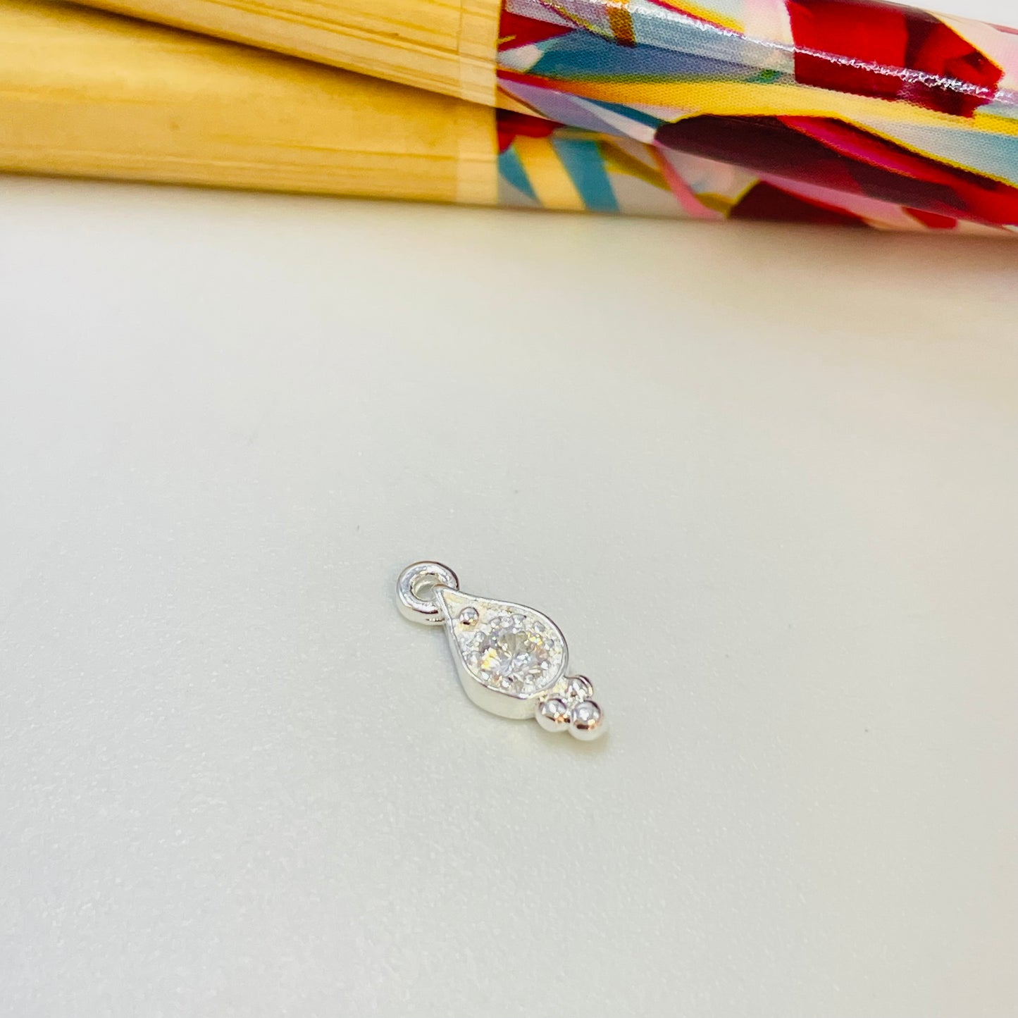 FP465 Colgante Punto de Luz Gota 3 Bolitas 8x4 mm Figura Baño Plata Figuras Bañadas en Oro y Plata hecho de Bronce Bañado en Plata 50 ml Joyas Bañadas en Plata
