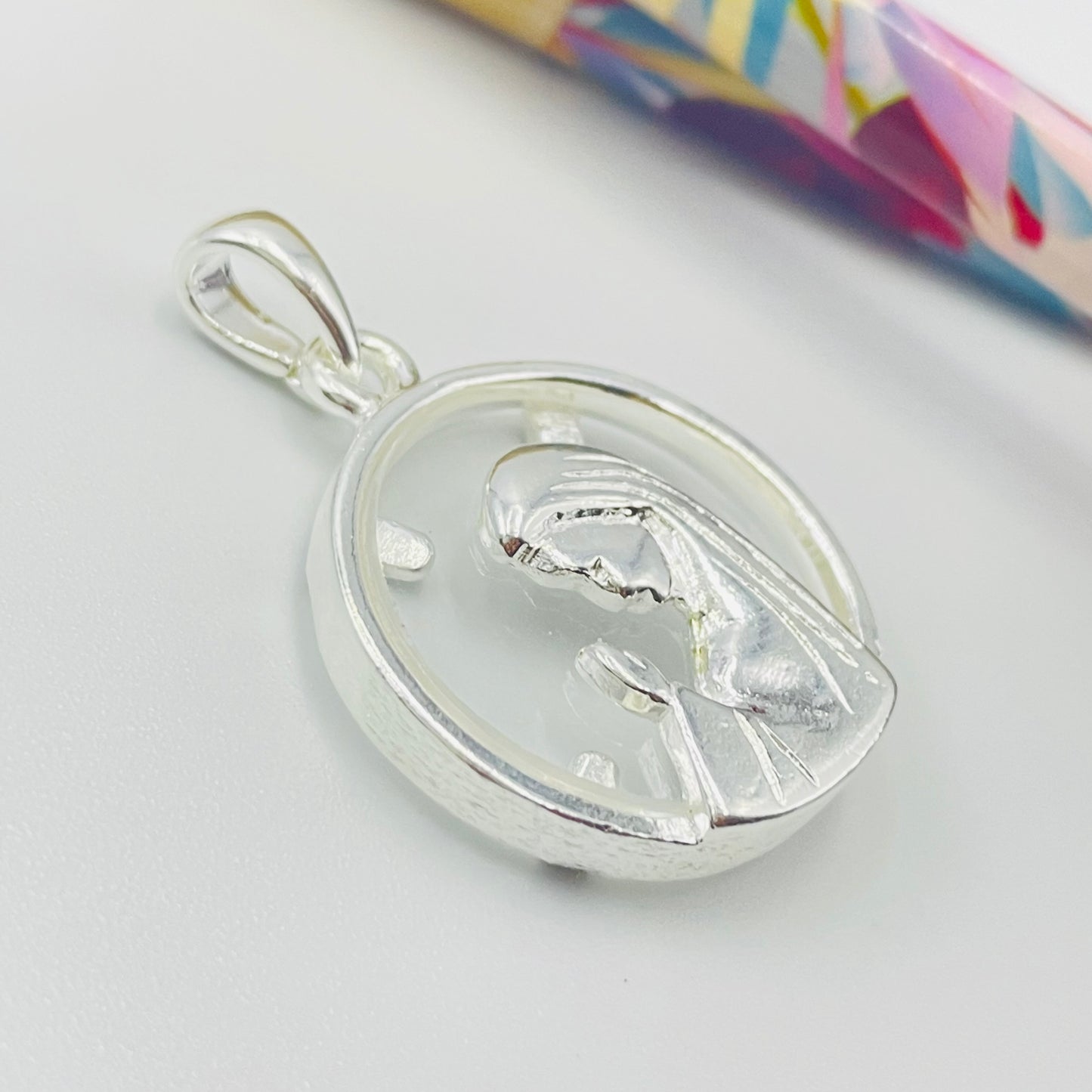 FP1051 Colgante Virgen Niña fondo Cristal diá. 23 mm más argollita más valier Figura Baño Plata
