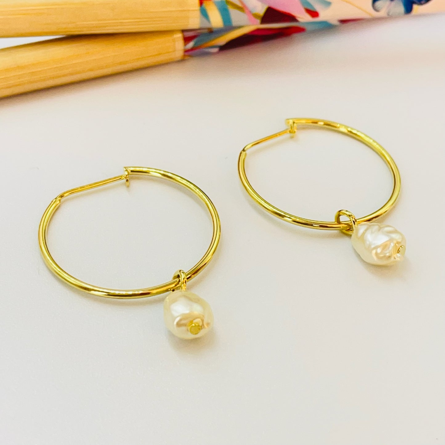 Joyas por Mayor Joyas Bañadas en Oro por Mayor Insumos para Joyas XO535 Aro Argolla con Perla Barroca Colgante de 9 x 8 mm Diá. 20 mm Espesor 1 mm Aro Baño Oro