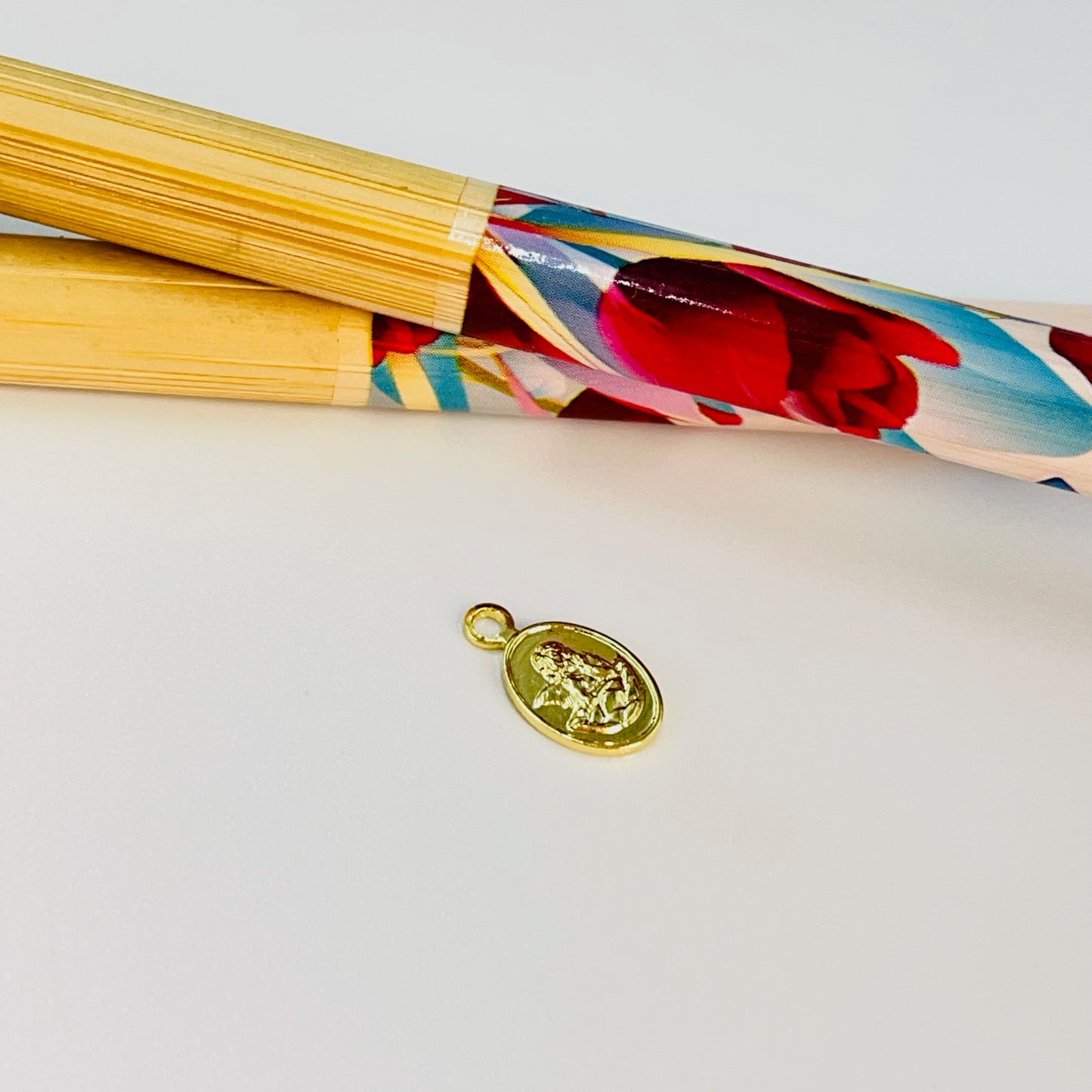 Joyas por Mayor Joyas Bañadas en Oro por Mayor Insumos para Joyas FO1209 Mini Colgante Ovalado Angel de la Guarda 9 x 7 mm más Argollita Espesor 1 mm Figura Baño Oro