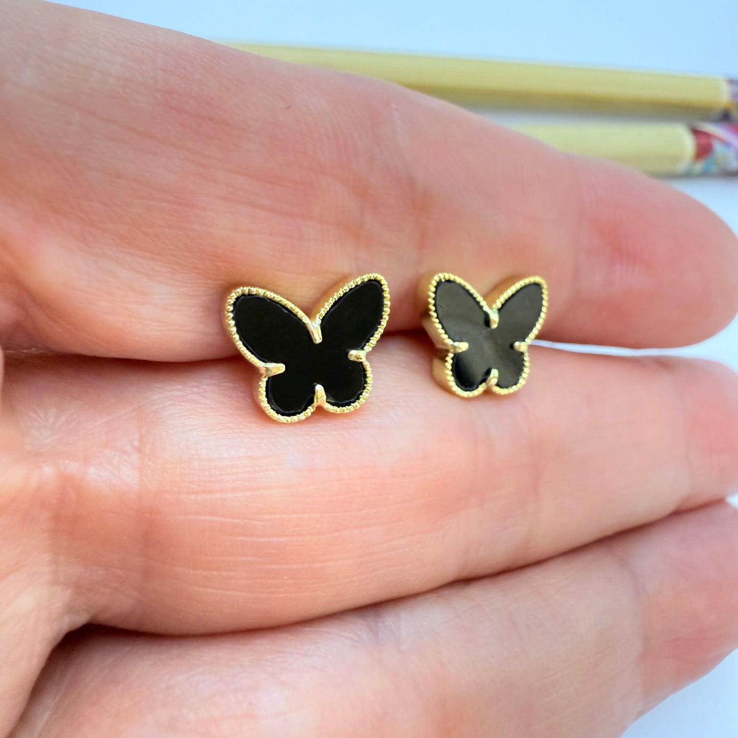 Joyas por Mayor Joyas Bañadas en Oro por Mayor Insumos para Joyas XO565 Aro Mariposa Borde Rutilado Acrílico Negro 11 x 9 mm Espesor 2 mm Aro Baño Oro