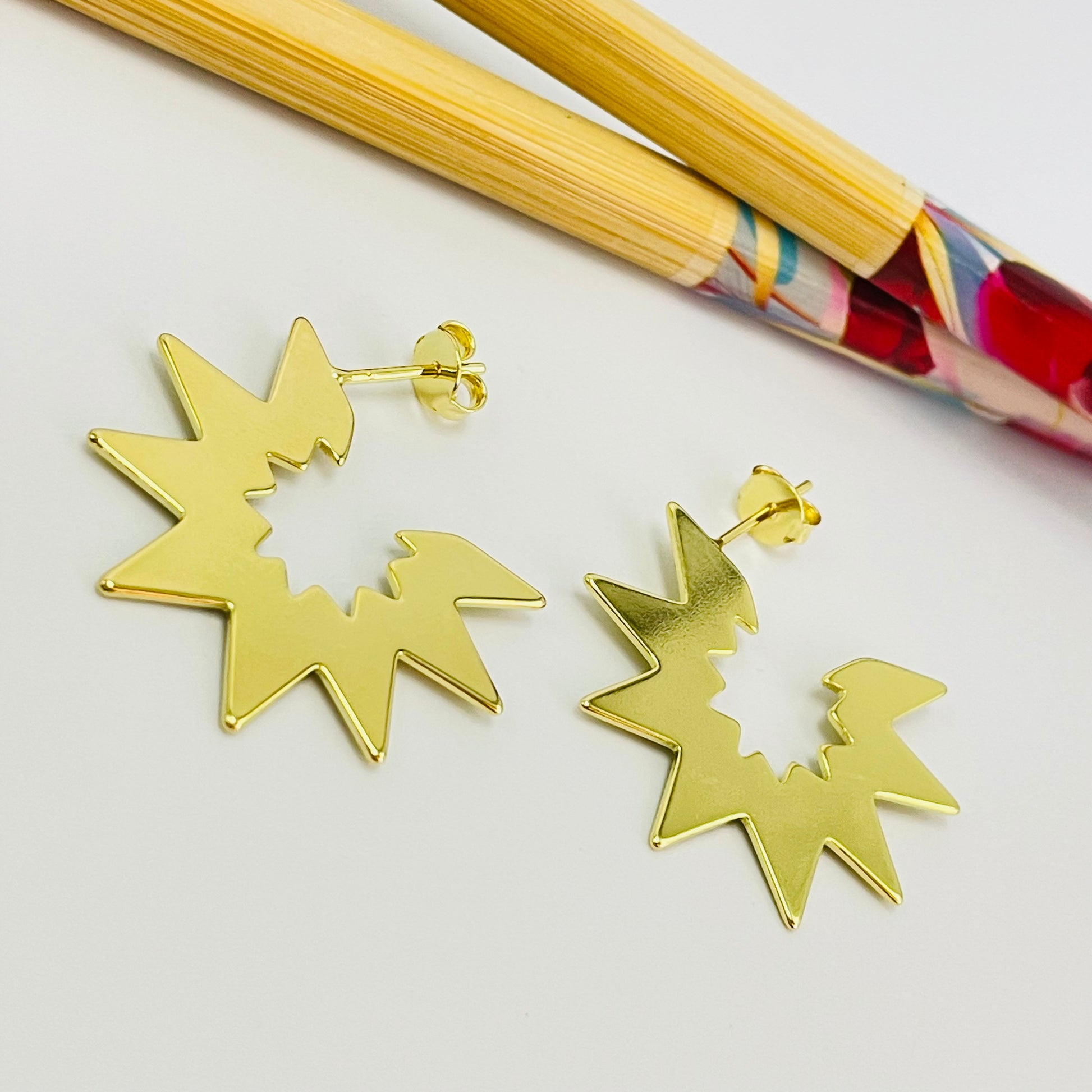 XO398 Aro Media argolla con puntas (spike) 15 x 17 mm Espesor 1 mm Aro Baño Oro Aros Bañados hecho de Bronce Bañado en Oro 18K Joyas Bañadas en Oro