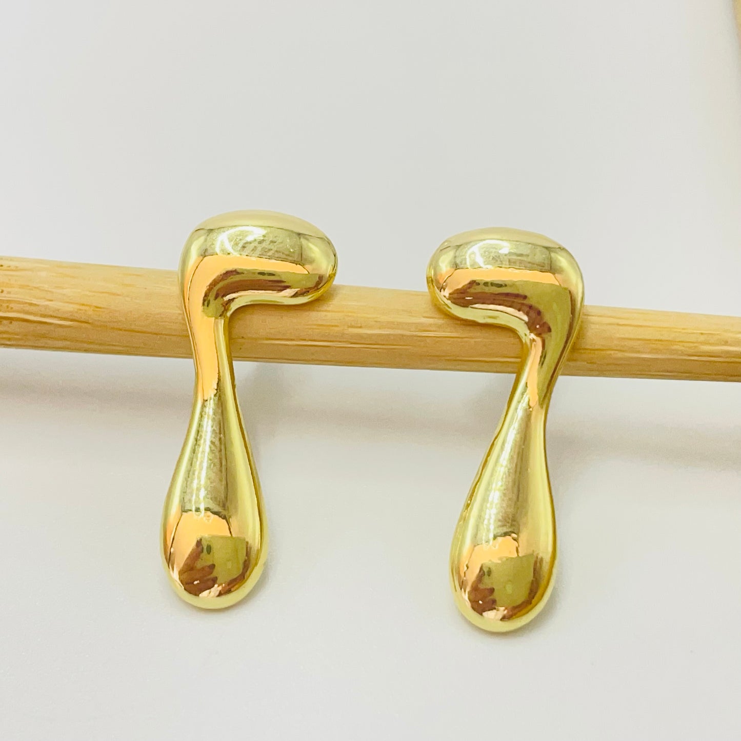 Joyas por Mayor Joyas Bañadas en Oro por Mayor Insumos para Joyas XO473 Aro Orgánico Simple 20 x 11 mm Espesor 1.2 mm Aro Baño Oro