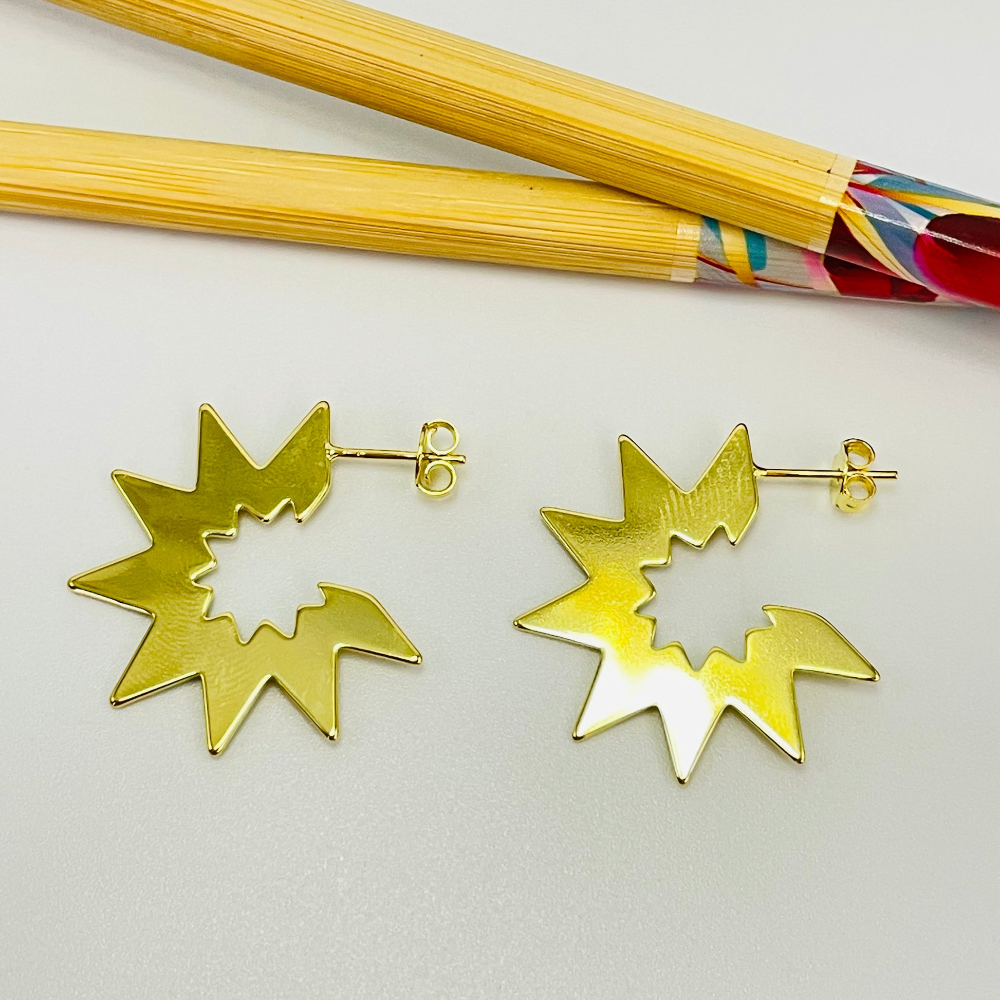 XO398 Aro Media argolla con puntas (spike) 15 x 17 mm Espesor 1 mm Aro Baño Oro Aros Bañados hecho de Bronce Bañado en Oro 18K Joyas Bañadas en Oro