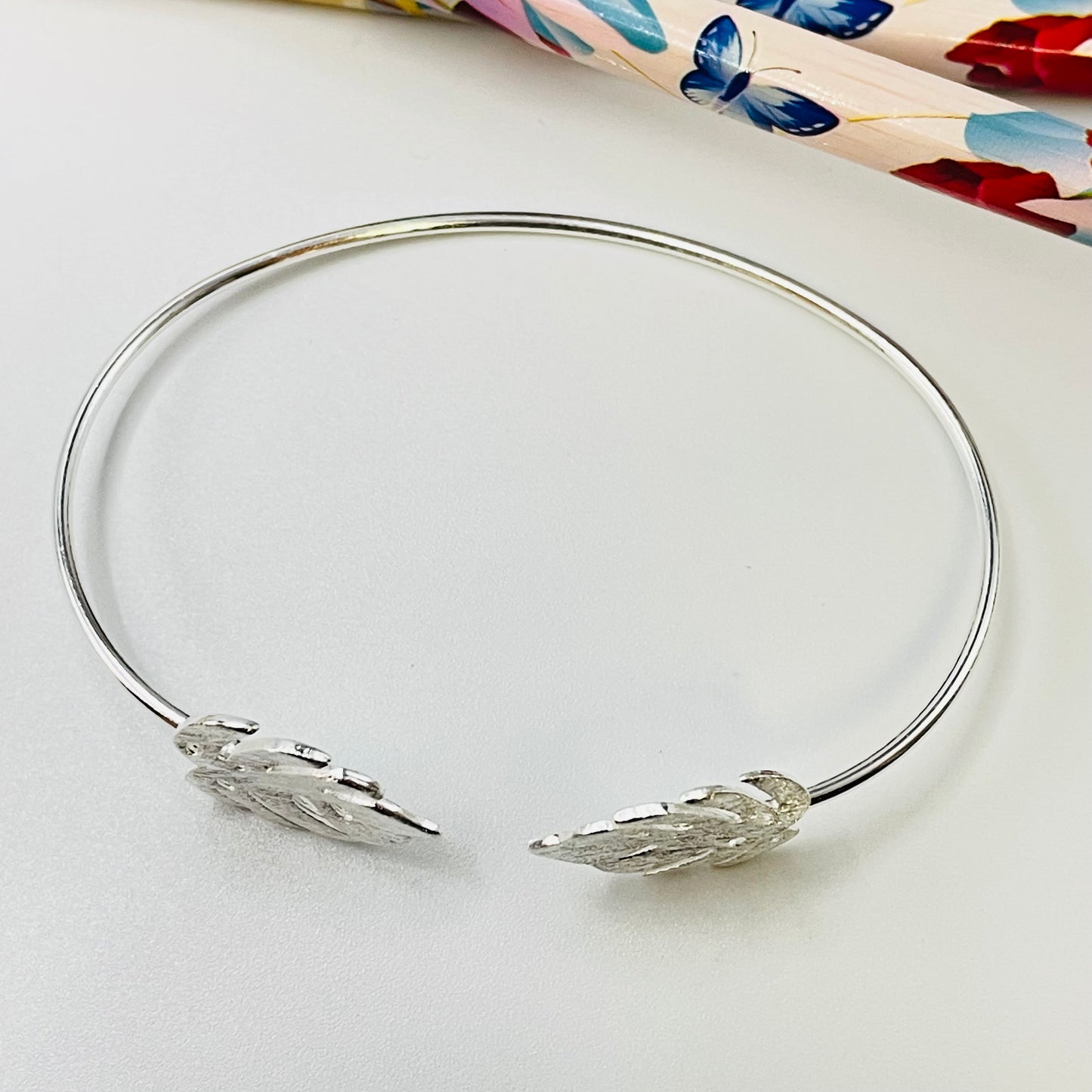 Joyas por Mayor Joyas Bañadas en Plata por Mayor Insumos para Joyas EP28 Esclava con Monstera en puntas 20 x 17 mm Diá. 65 mm espesor 1.5 mm Esclava Baño Plata