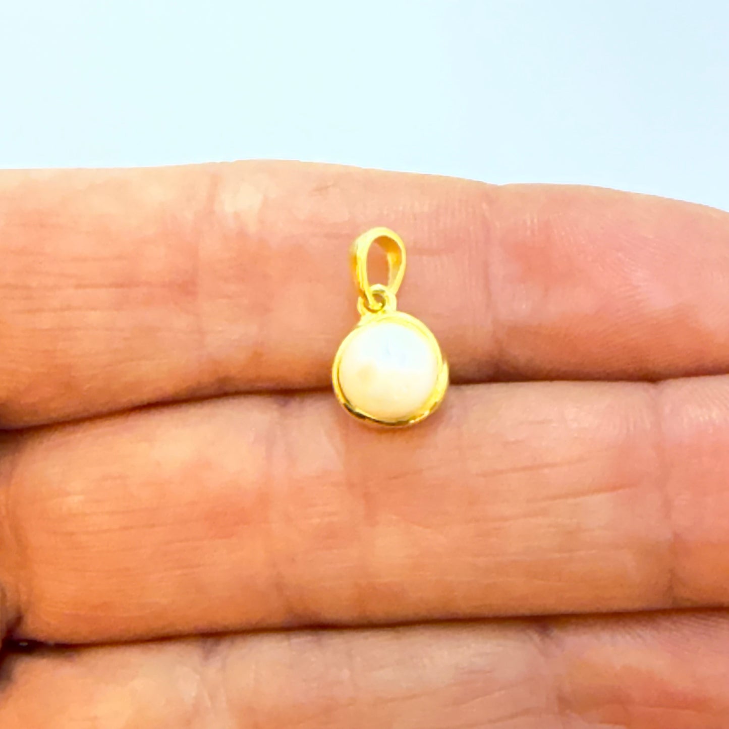 Joyas por Mayor Joyas Bañadas en Oro por Mayor Insumos para Joyas FO1242 Colgante Media Perla de 7.5 mm con base de 8 mm Espesor de 2.5 mm Figura Baño Oro