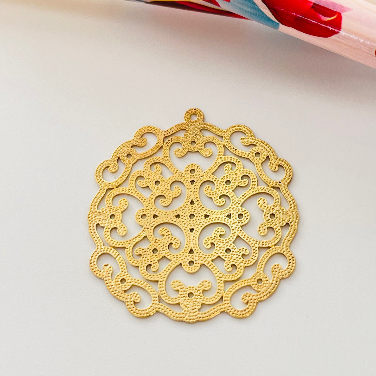 FO130 Figura Calada diá. 30 mm Figura Baño Oro Figuras Bañadas en Oro y Plata hecho de Bronce Bañado en Oro 18K