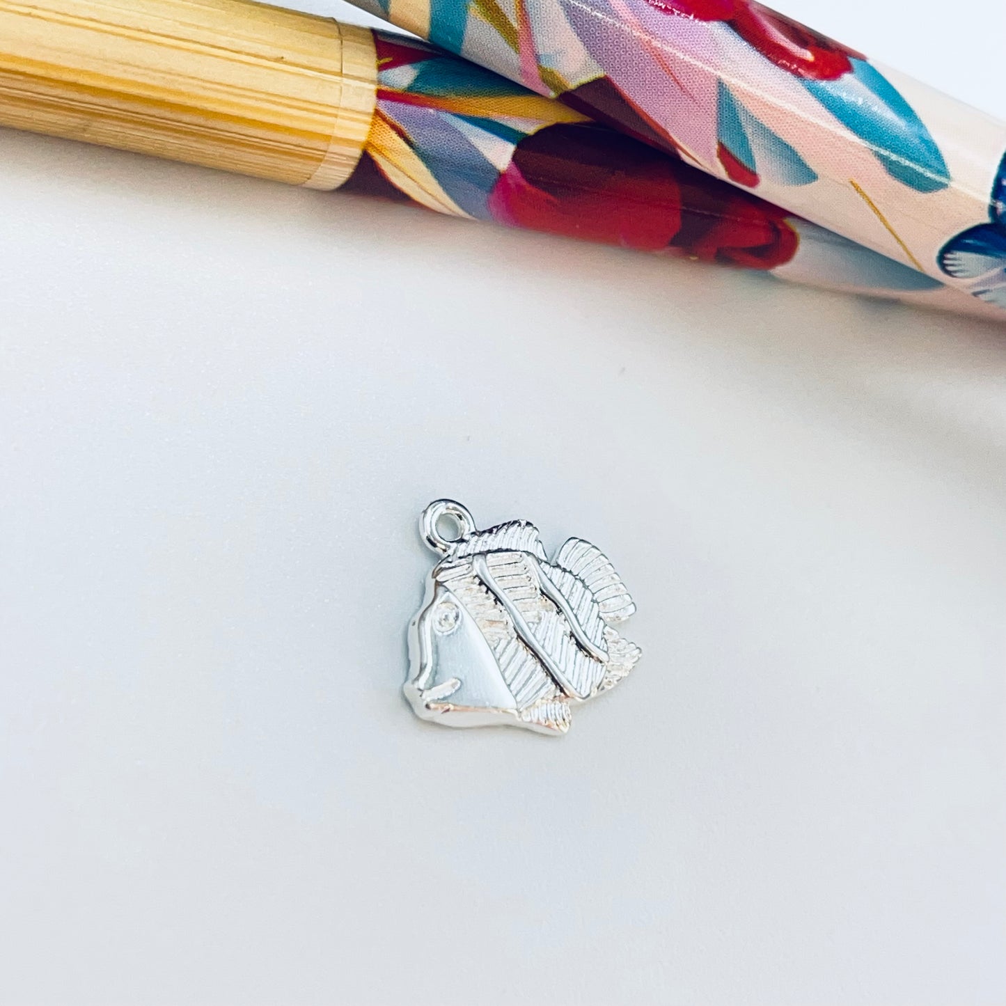 FP1234 Pez Payaso 10 x 12 mm más argollita Espesor 1.5 mm Figura Baño Plata