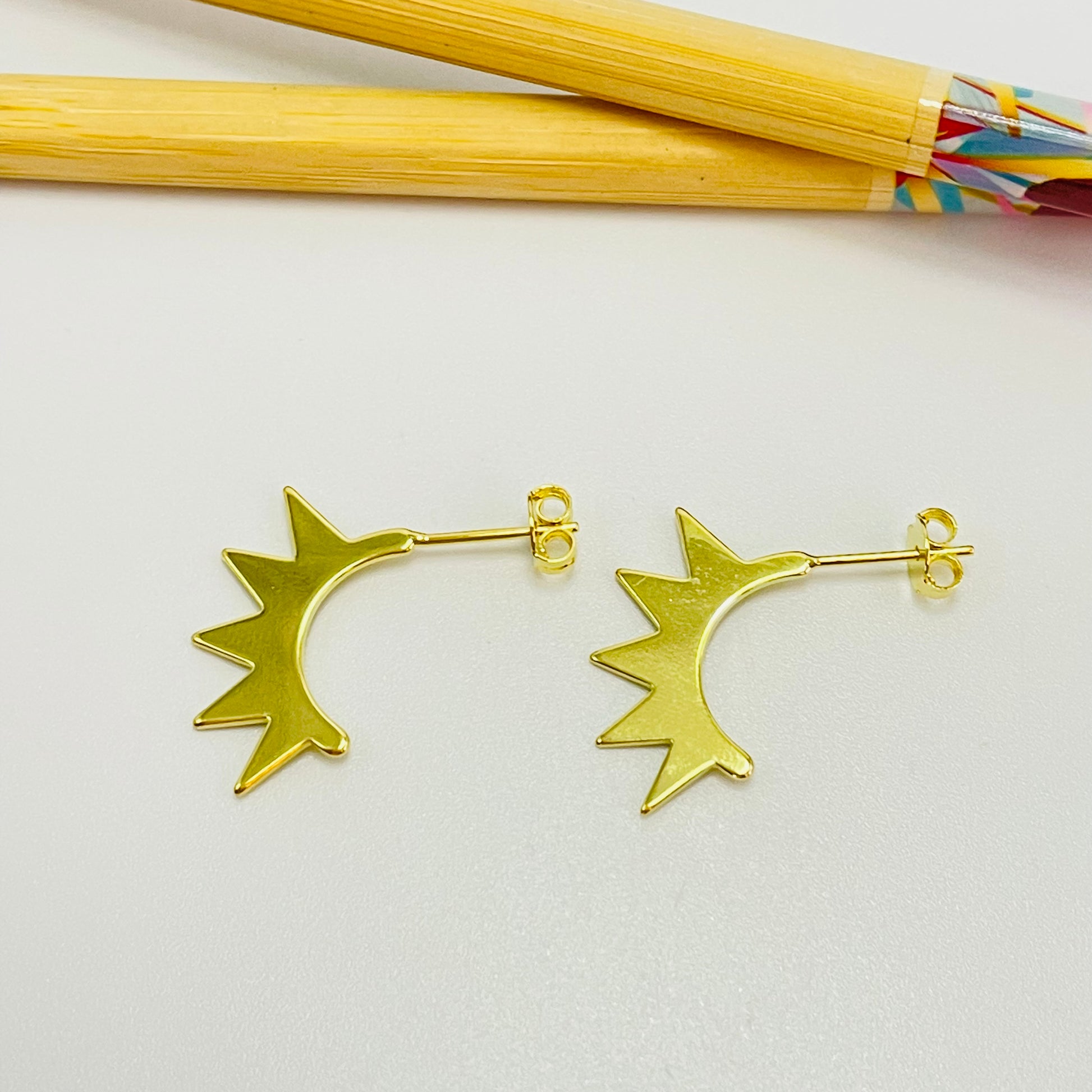 XO398 Aro Media argolla con puntas (spike) 15 x 17 mm Espesor 1 mm Aro Baño Oro Aros Bañados hecho de Bronce Bañado en Oro 18K Joyas Bañadas en Oro